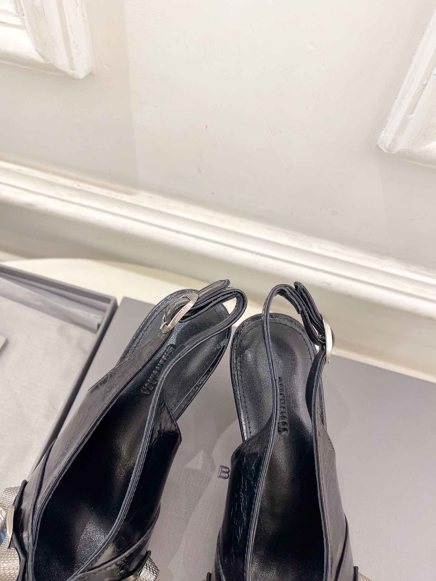 Balenciaga | 巴黎世家 25𝐬𝐬 

 ⭐️BS2025春夏新品 经典小猫跟金属鉚钉尖头后空