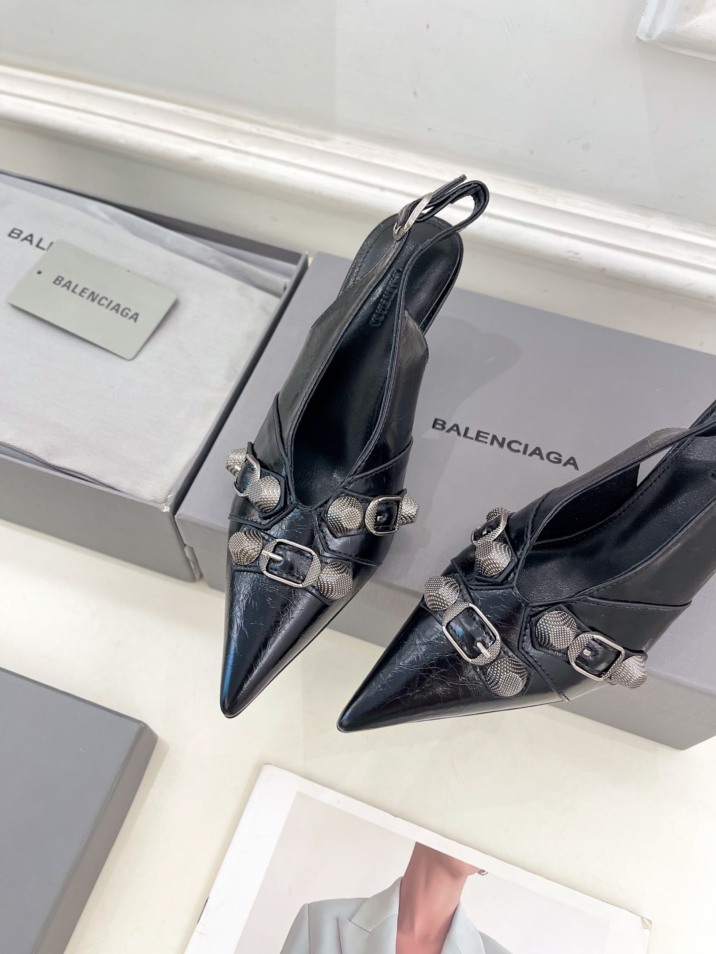 Balenciaga | 巴黎世家 25𝐬𝐬 

 ⭐️BS2025春夏新品 经典小猫跟金属鉚钉尖头后空