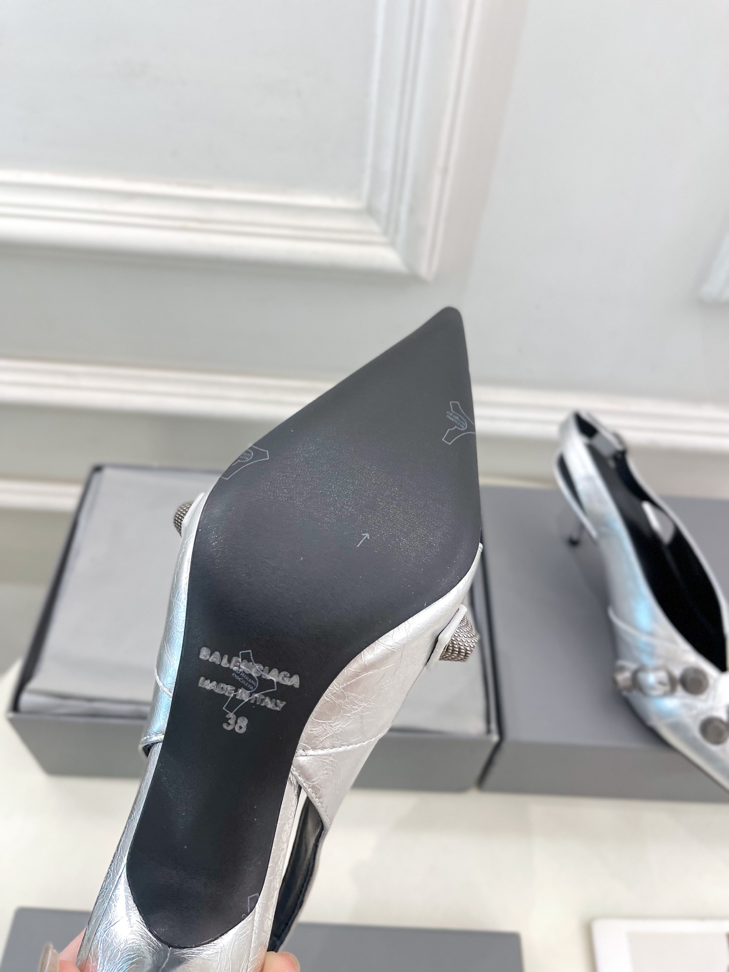 Balenciaga | 巴黎世家 25𝐬𝐬 

 ⭐️BS2025春夏新品 经典小猫跟金属鉚钉尖头后空