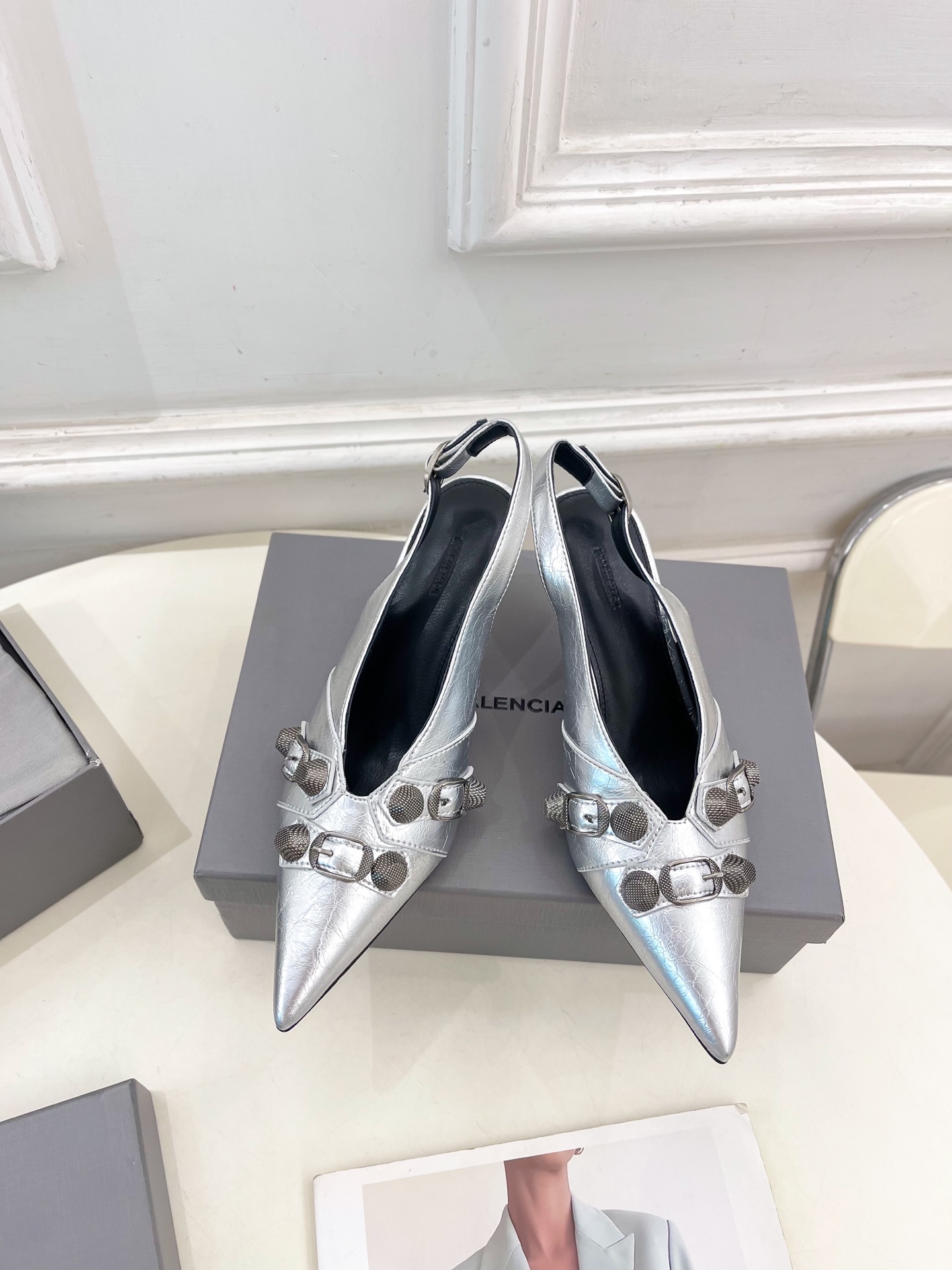 Balenciaga | 巴黎世家 25𝐬𝐬 

 ⭐️BS2025春夏新品 经典小猫跟金属鉚钉尖头后空
