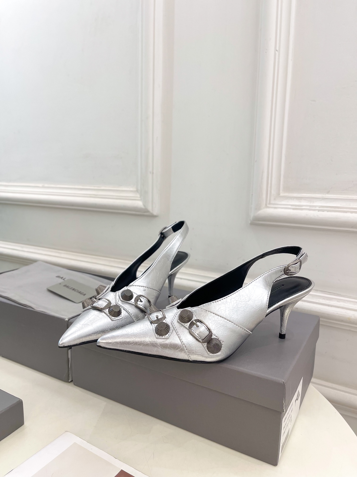 Balenciaga | 巴黎世家 25𝐬𝐬 

 ⭐️BS2025春夏新品 经典小猫跟金属鉚钉尖头后空