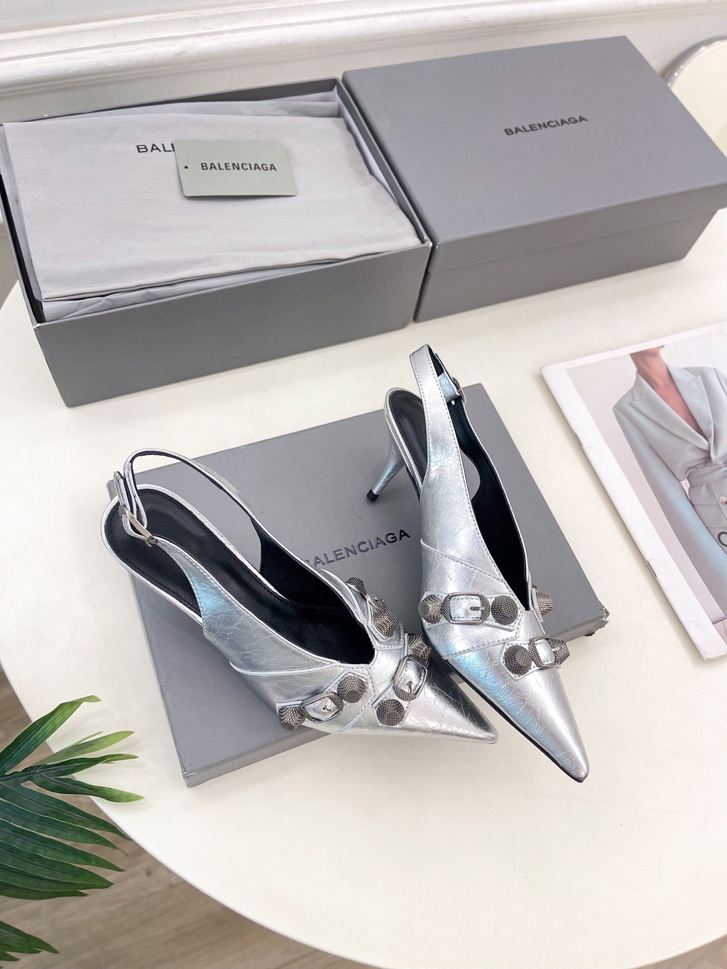 Balenciaga | 巴黎世家 25𝐬𝐬 

 ⭐️BS2025春夏新品 经典小猫跟金属鉚钉尖头后空