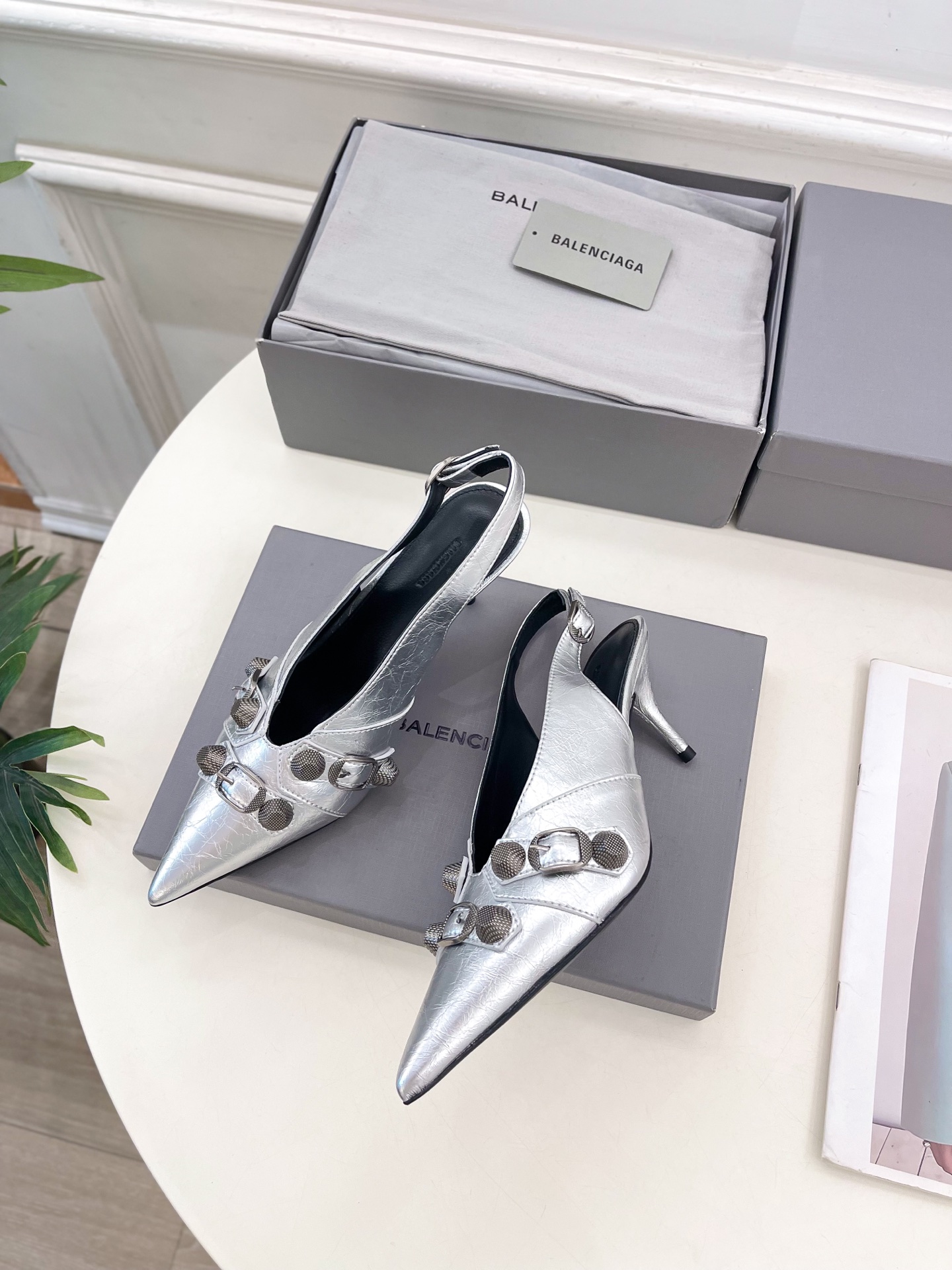 Balenciaga | 巴黎世家 25𝐬𝐬 

 ⭐️BS2025春夏新品 经典小猫跟金属鉚钉尖头后空