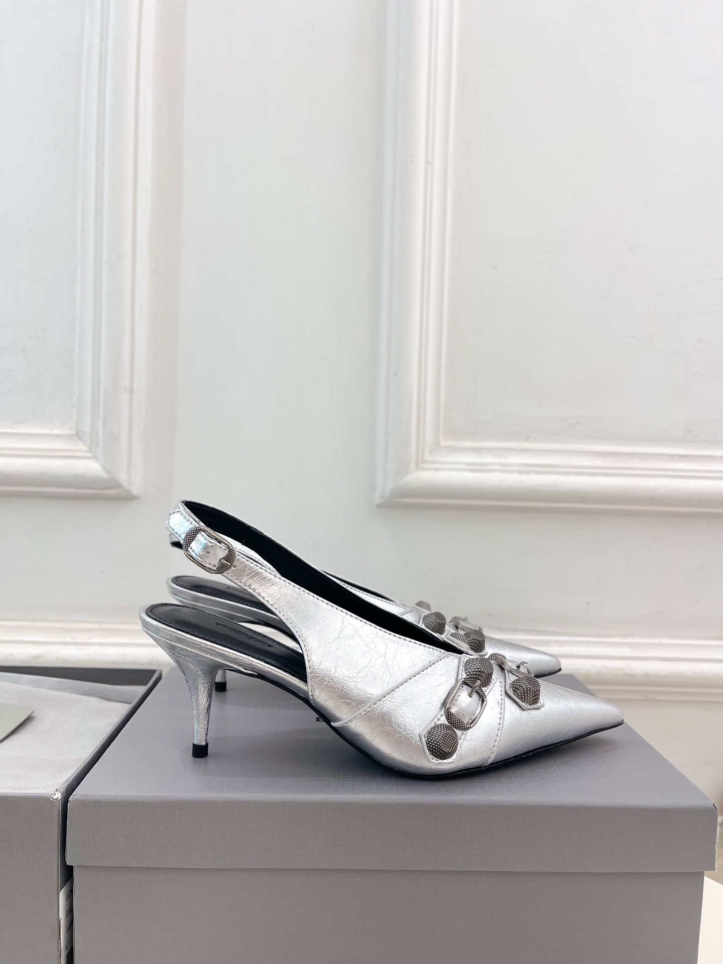 Balenciaga | 巴黎世家 25𝐬𝐬 

 ⭐️BS2025春夏新品 经典小猫跟金属鉚钉尖头后空