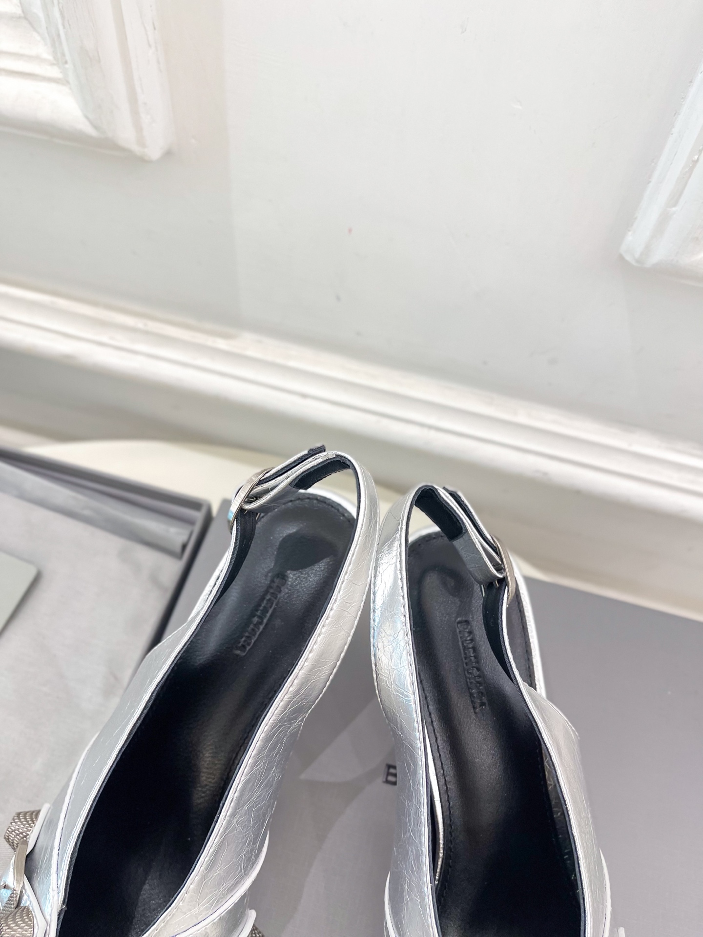 Balenciaga | 巴黎世家 25𝐬𝐬 

 ⭐️BS2025春夏新品 经典小猫跟金属鉚钉尖头后空