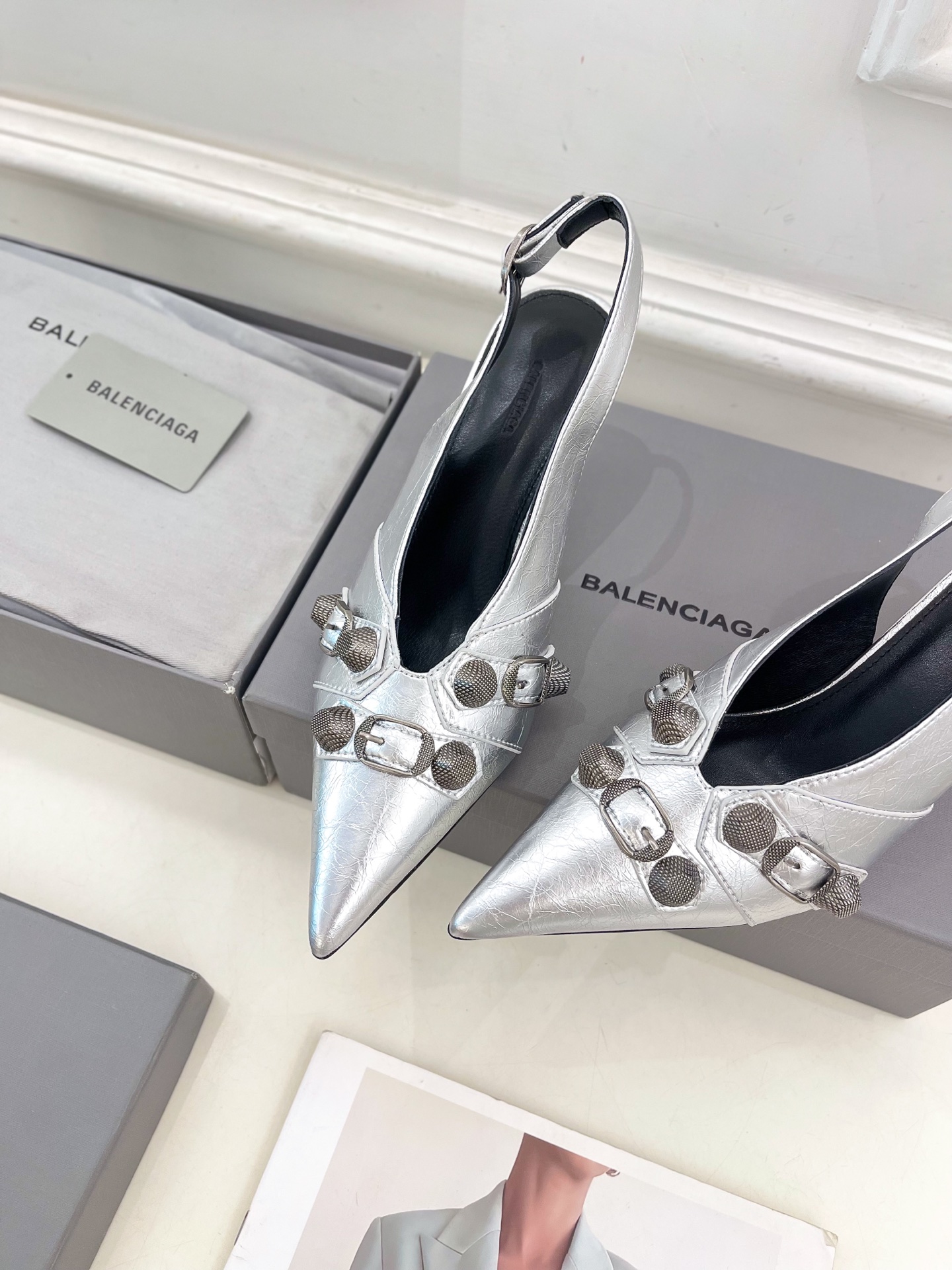Balenciaga | 巴黎世家 25𝐬𝐬 

 ⭐️BS2025春夏新品 经典小猫跟金属鉚钉尖头后空