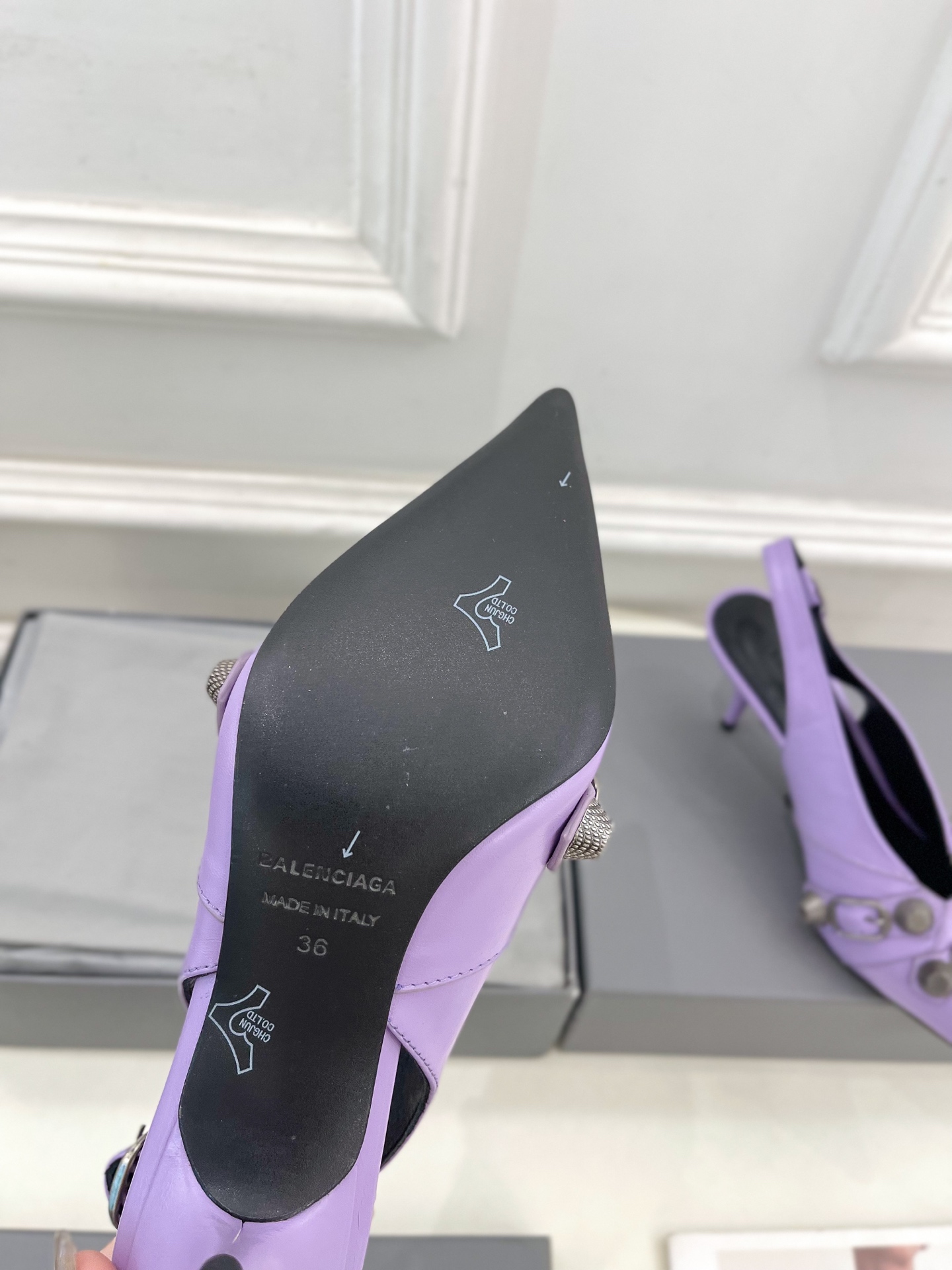 Balenciaga | 巴黎世家 25𝐬𝐬 

 ⭐️BS2025春夏新品 经典小猫跟金属鉚钉尖头后空
