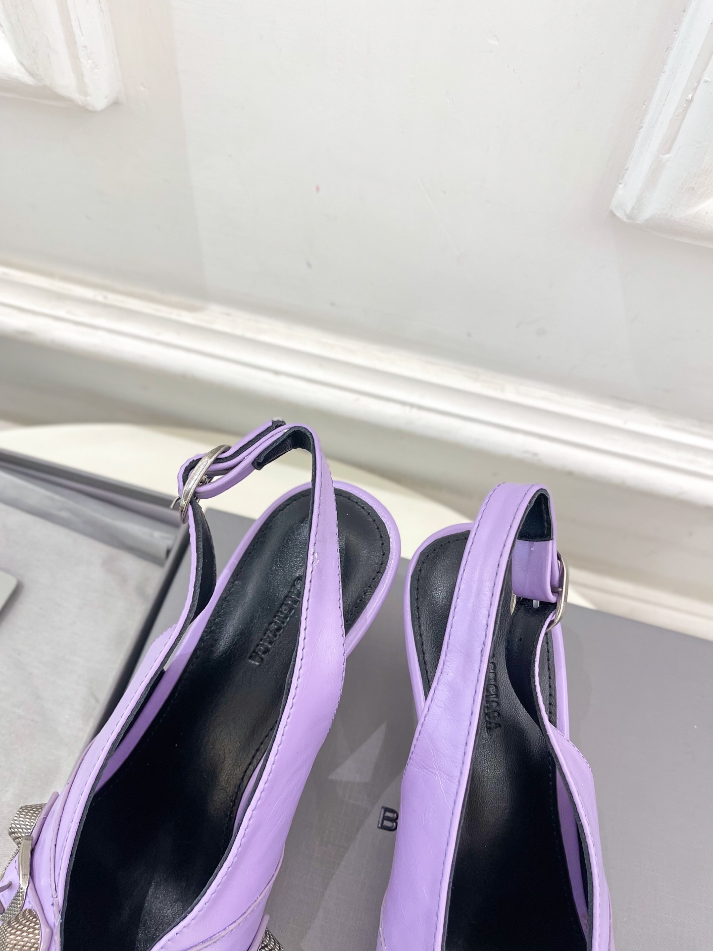 Balenciaga | 巴黎世家 25𝐬𝐬 

 ⭐️BS2025春夏新品 经典小猫跟金属鉚钉尖头后空