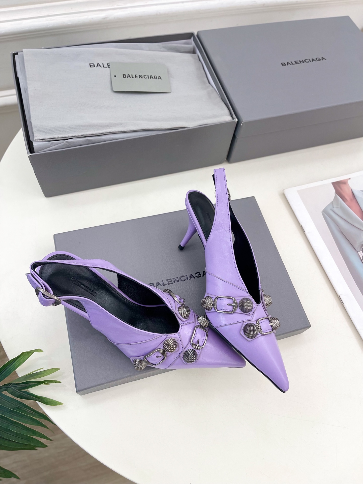 Balenciaga | 巴黎世家 25𝐬𝐬 

 ⭐️BS2025春夏新品 经典小猫跟金属鉚钉尖头后空