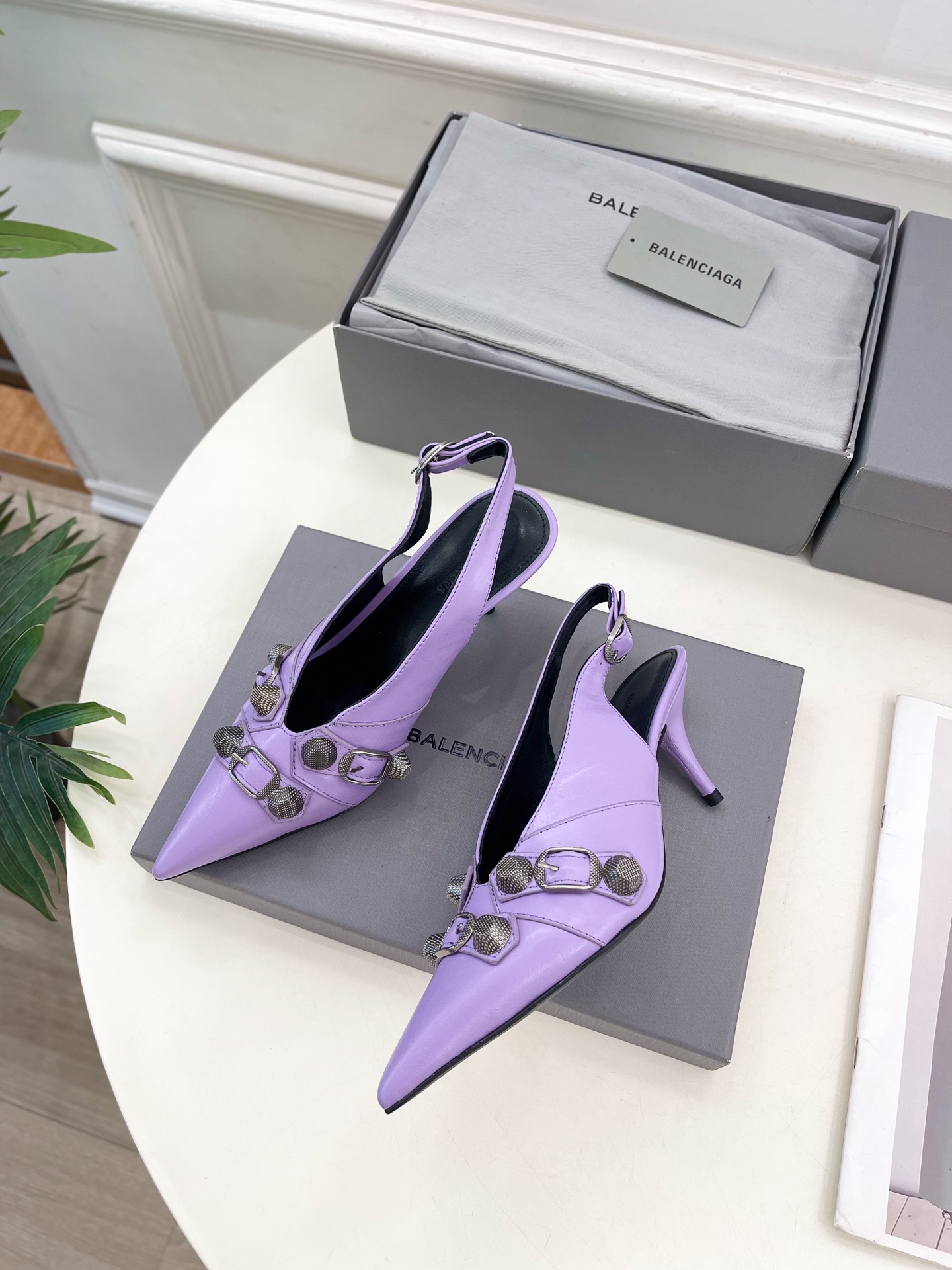 Balenciaga | 巴黎世家 25𝐬𝐬 

 ⭐️BS2025春夏新品 经典小猫跟金属鉚钉尖头后空