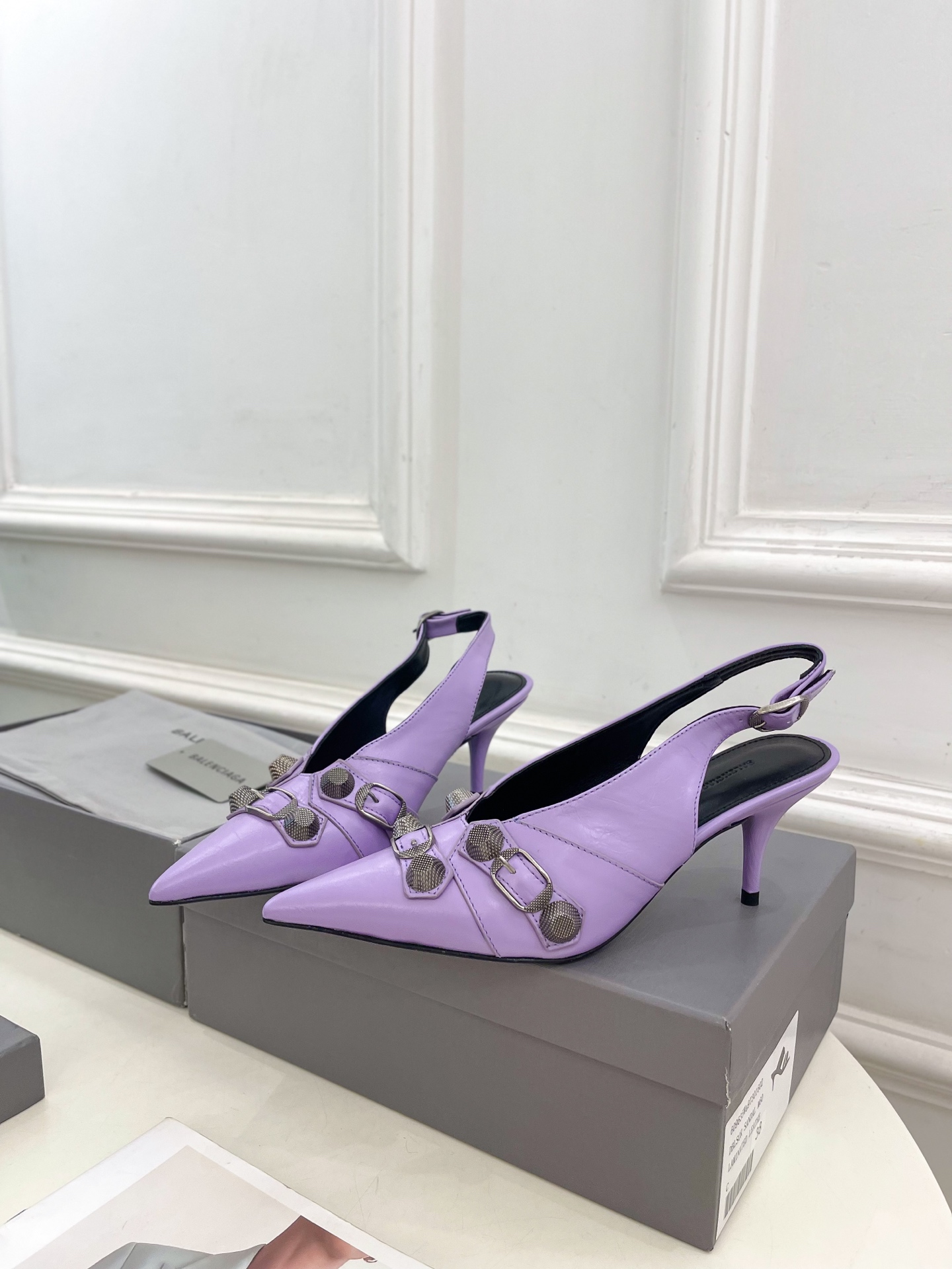 Balenciaga | 巴黎世家 25𝐬𝐬 

 ⭐️BS2025春夏新品 经典小猫跟金属鉚钉尖头后空