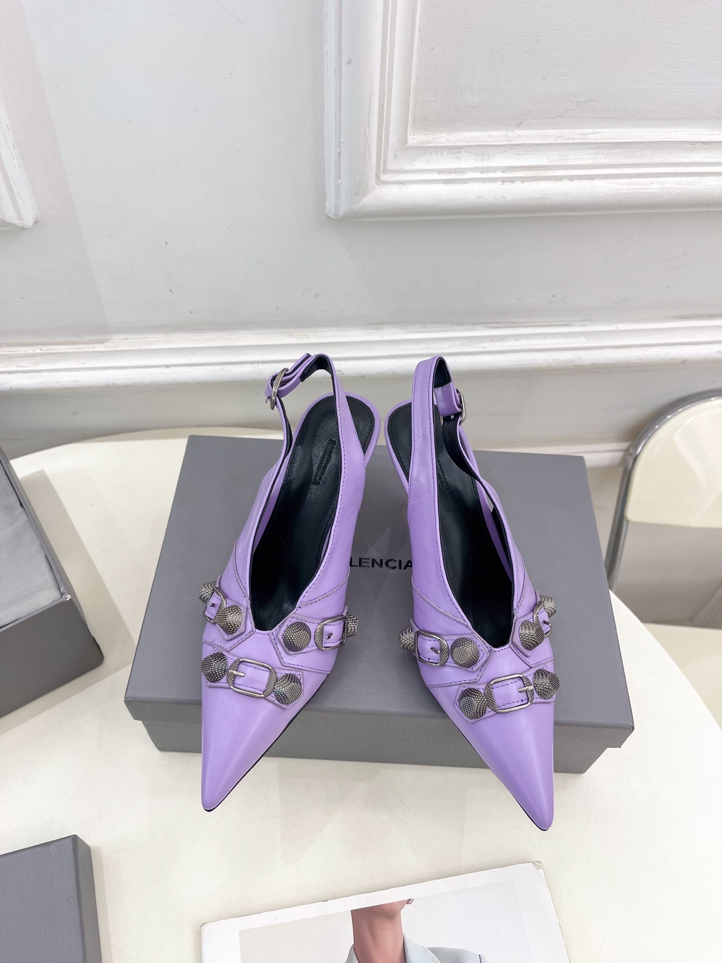 Balenciaga | 巴黎世家 25𝐬𝐬 

 ⭐️BS2025春夏新品 经典小猫跟金属鉚钉尖头后空