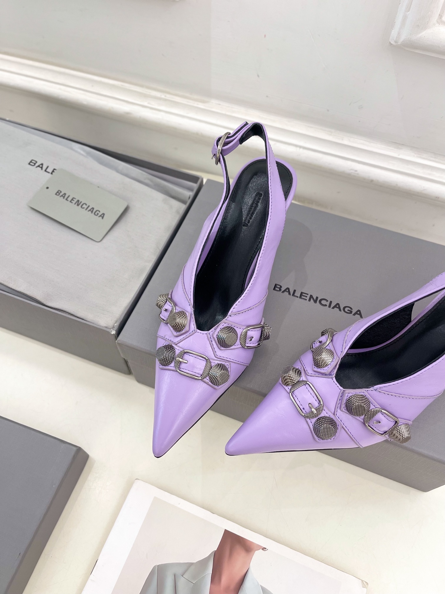 Balenciaga | 巴黎世家 25𝐬𝐬 

 ⭐️BS2025春夏新品 经典小猫跟金属鉚钉尖头后空