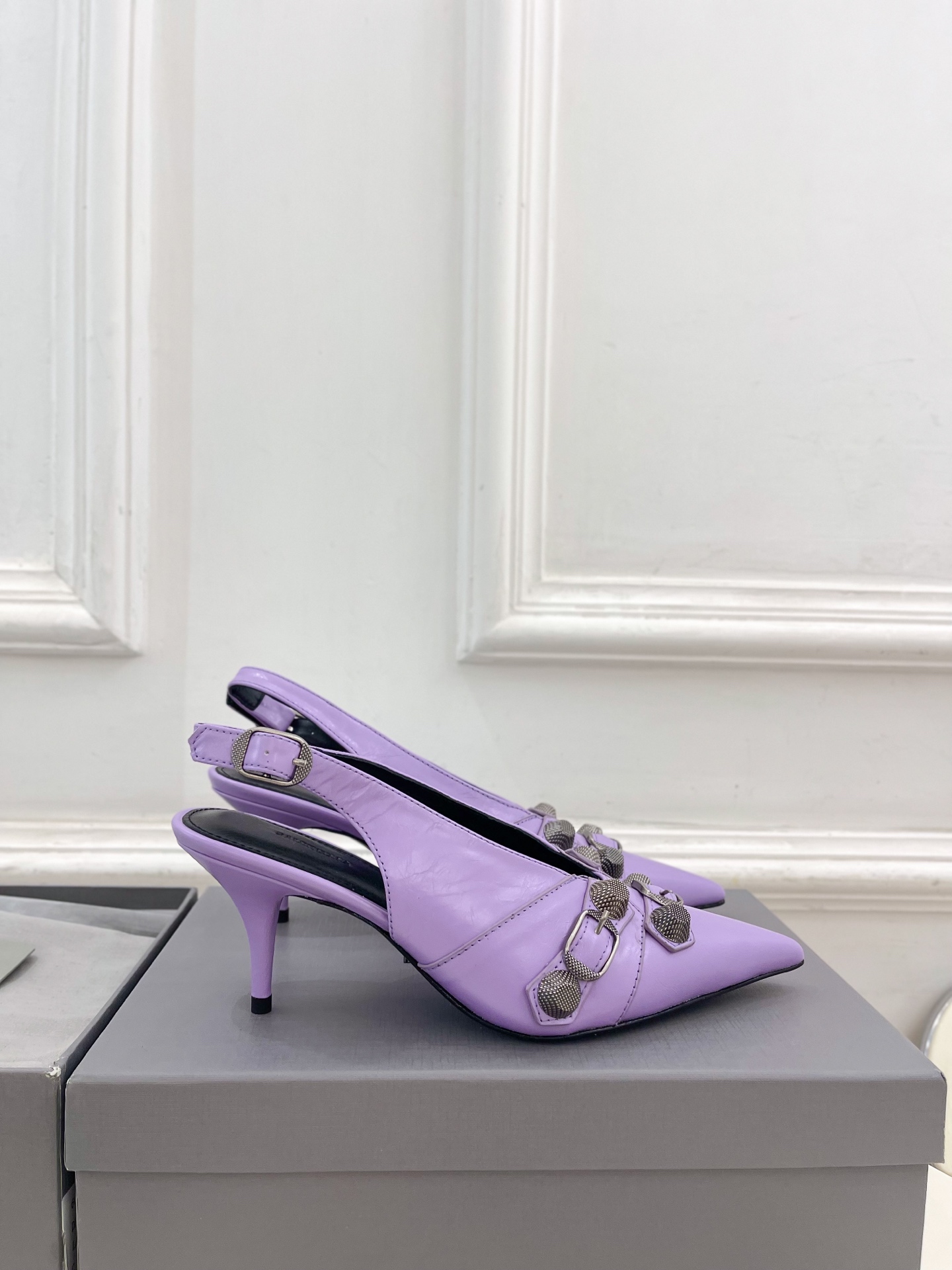 Balenciaga | 巴黎世家 25𝐬𝐬 

 ⭐️BS2025春夏新品 经典小猫跟金属鉚钉尖头后空
