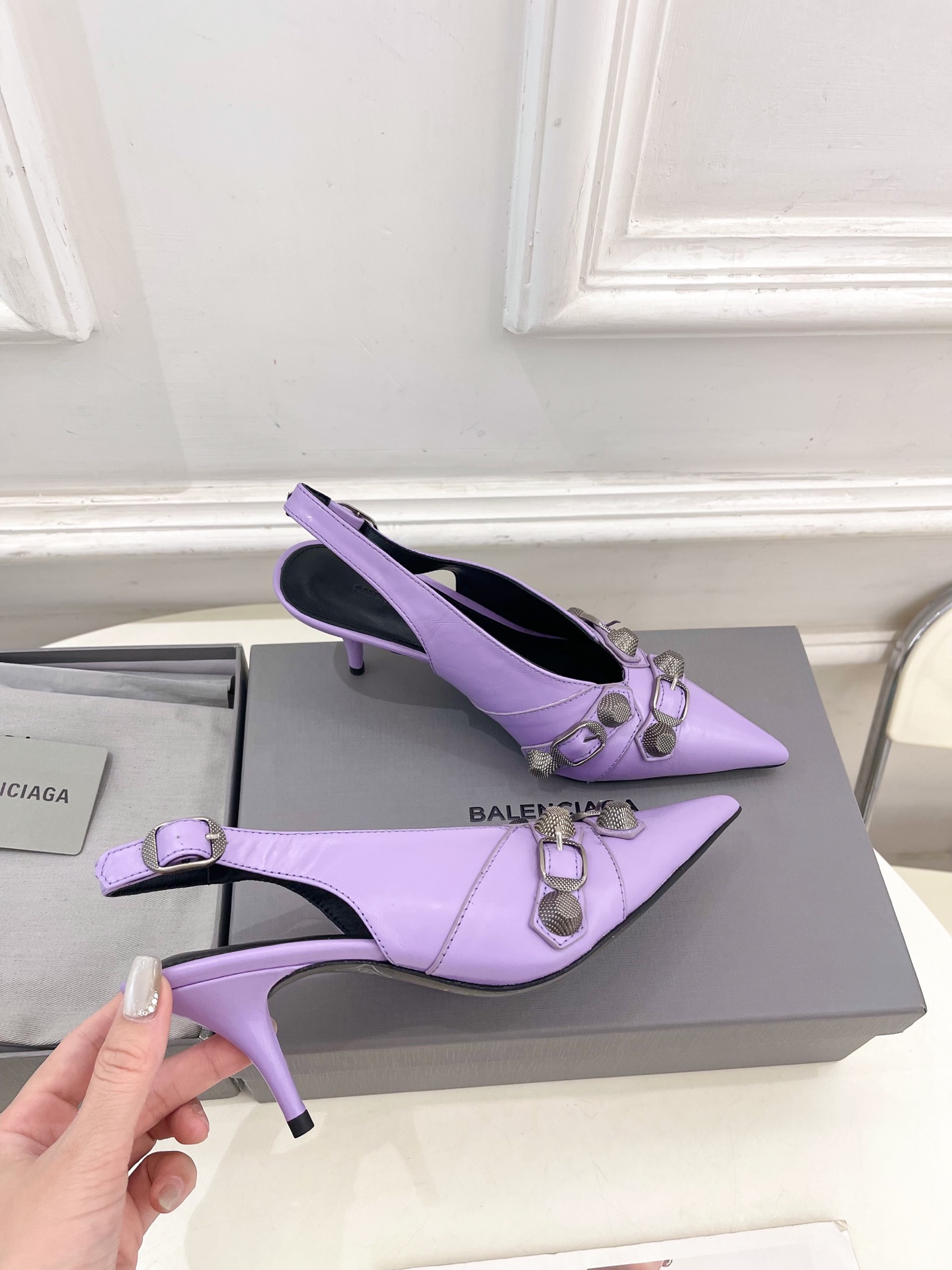 Balenciaga | 巴黎世家 25𝐬𝐬 

 ⭐️BS2025春夏新品 经典小猫跟金属鉚钉尖头后空
