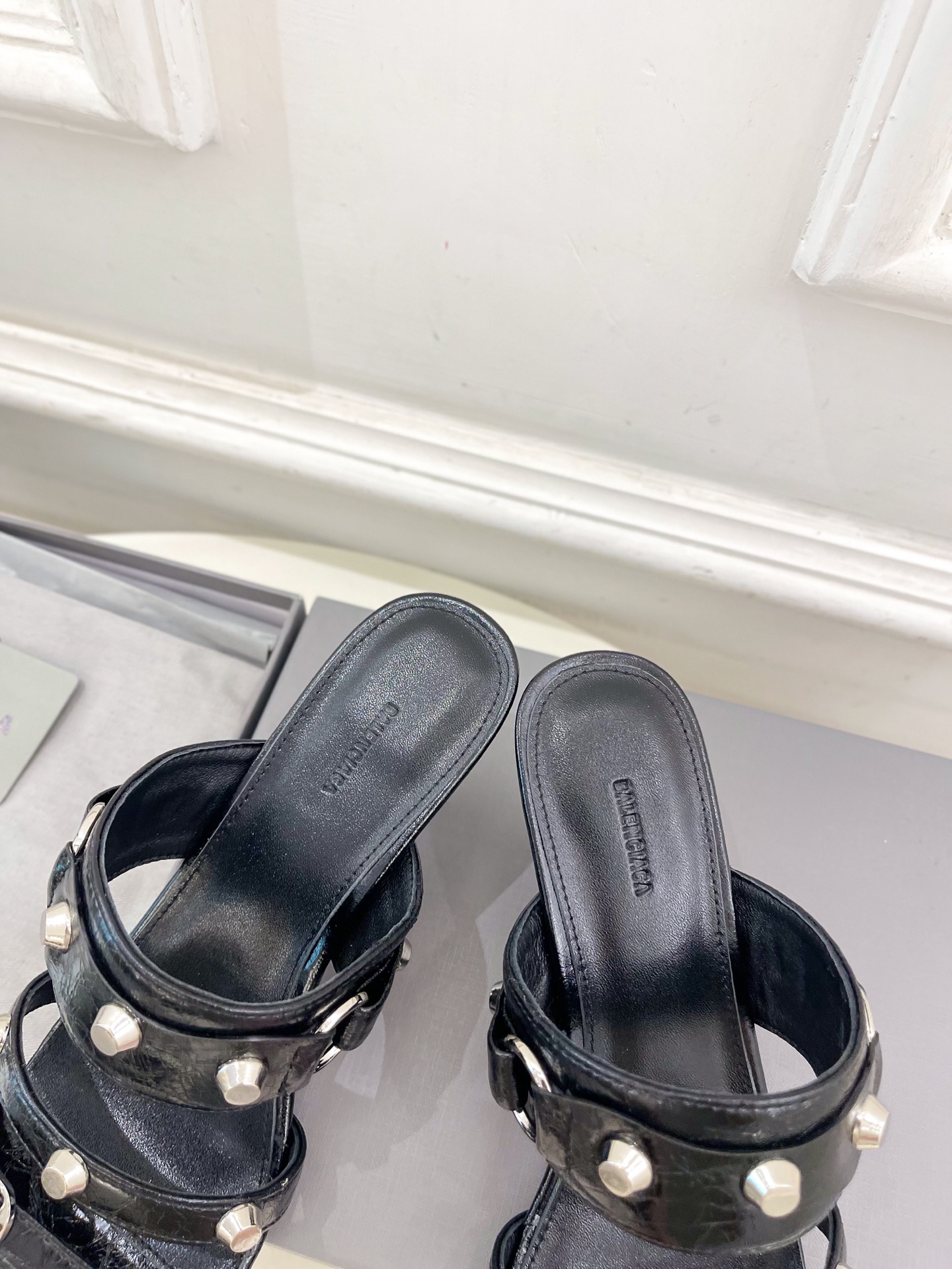 Balenciaga | 巴黎世家 25𝐬𝐬 

 ⭐️BS2025春夏新品 经典小猫跟金属鉚钉拖鞋
B