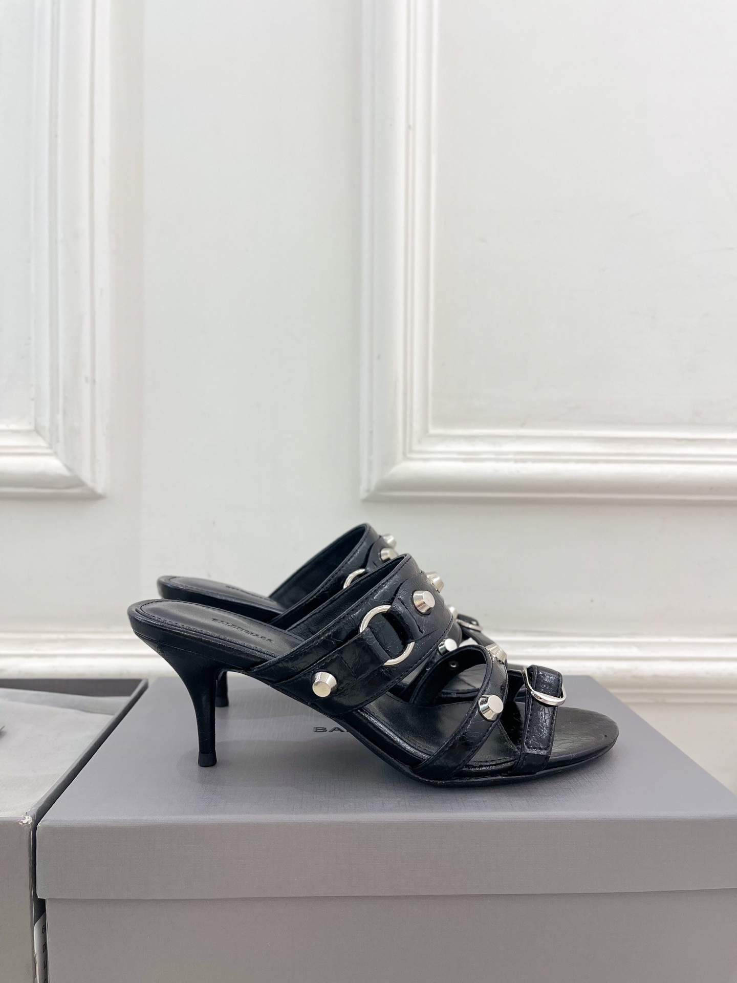 Balenciaga | 巴黎世家 25𝐬𝐬 

 ⭐️BS2025春夏新品 经典小猫跟金属鉚钉拖鞋
B