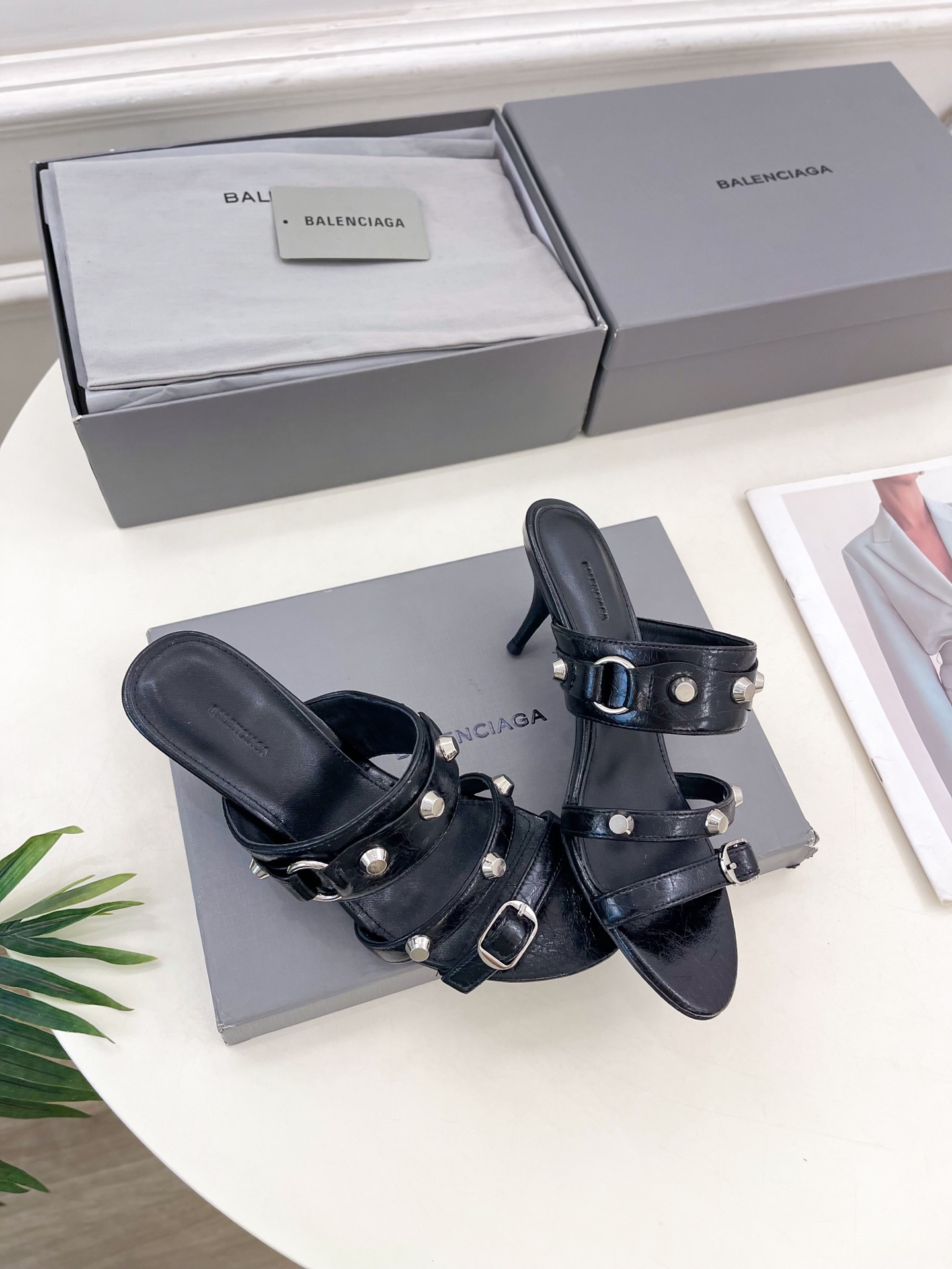 Balenciaga | 巴黎世家 25𝐬𝐬 

 ⭐️BS2025春夏新品 经典小猫跟金属鉚钉拖鞋
B