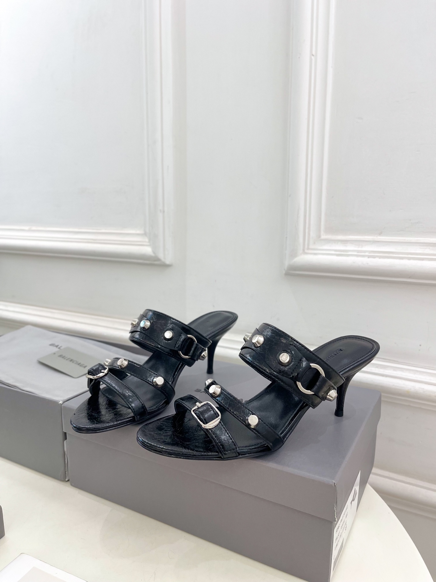 Balenciaga | 巴黎世家 25𝐬𝐬 

 ⭐️BS2025春夏新品 经典小猫跟金属鉚钉拖鞋
B