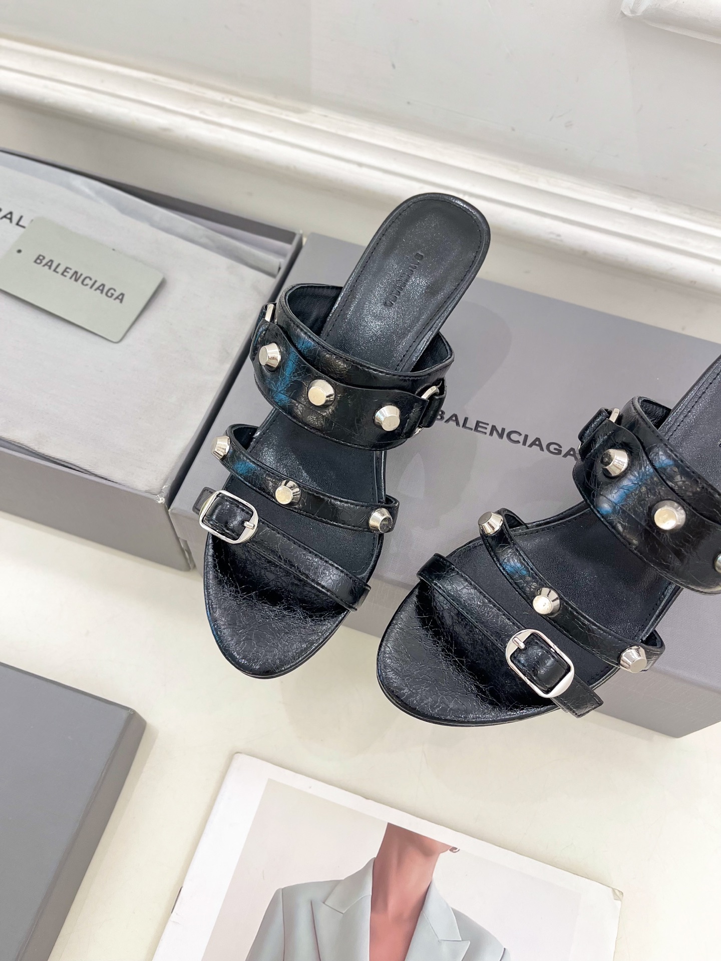 Balenciaga | 巴黎世家 25𝐬𝐬 

 ⭐️BS2025春夏新品 经典小猫跟金属鉚钉拖鞋
B