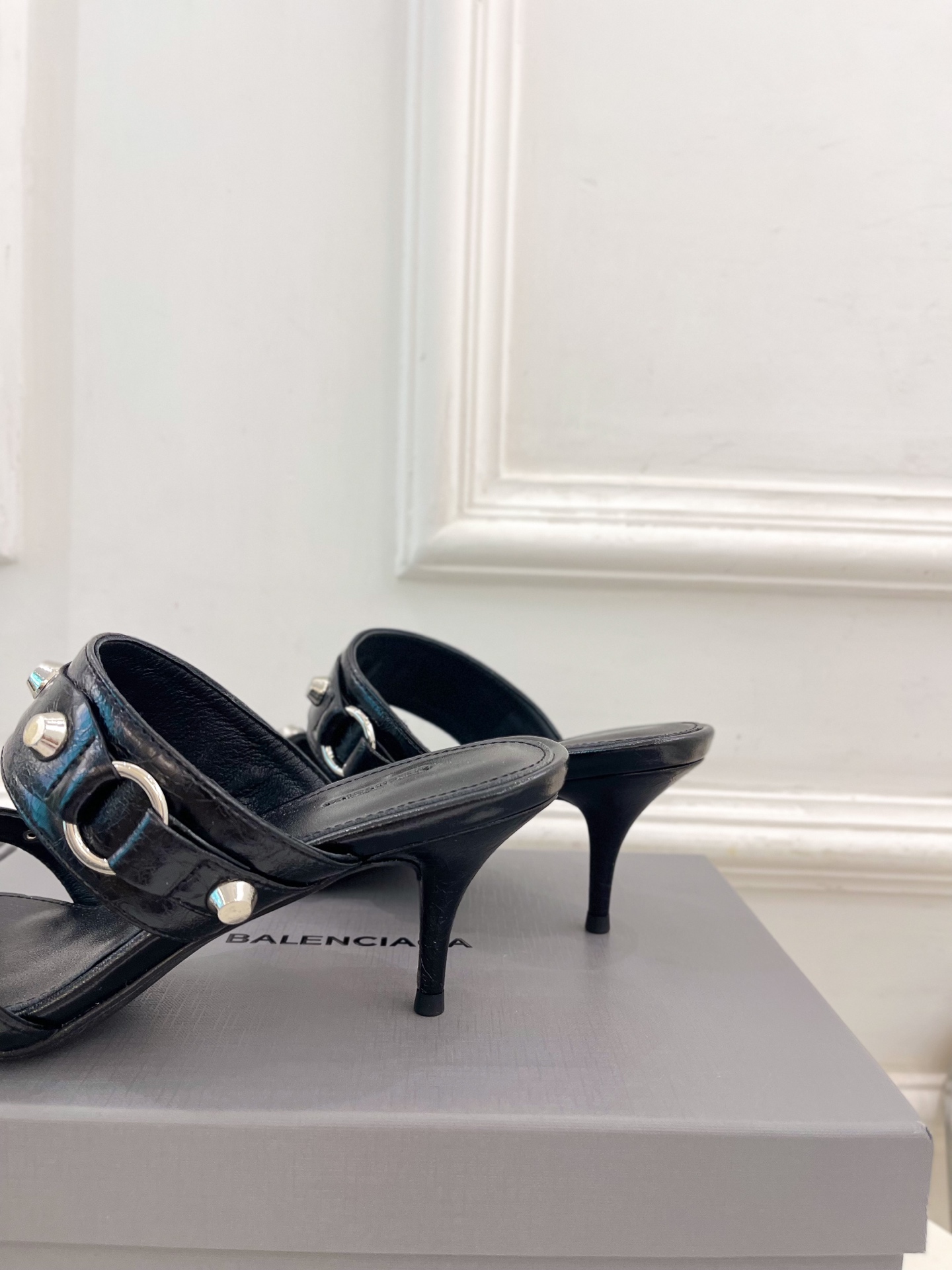 Balenciaga | 巴黎世家 25𝐬𝐬 

 ⭐️BS2025春夏新品 经典小猫跟金属鉚钉拖鞋
B
