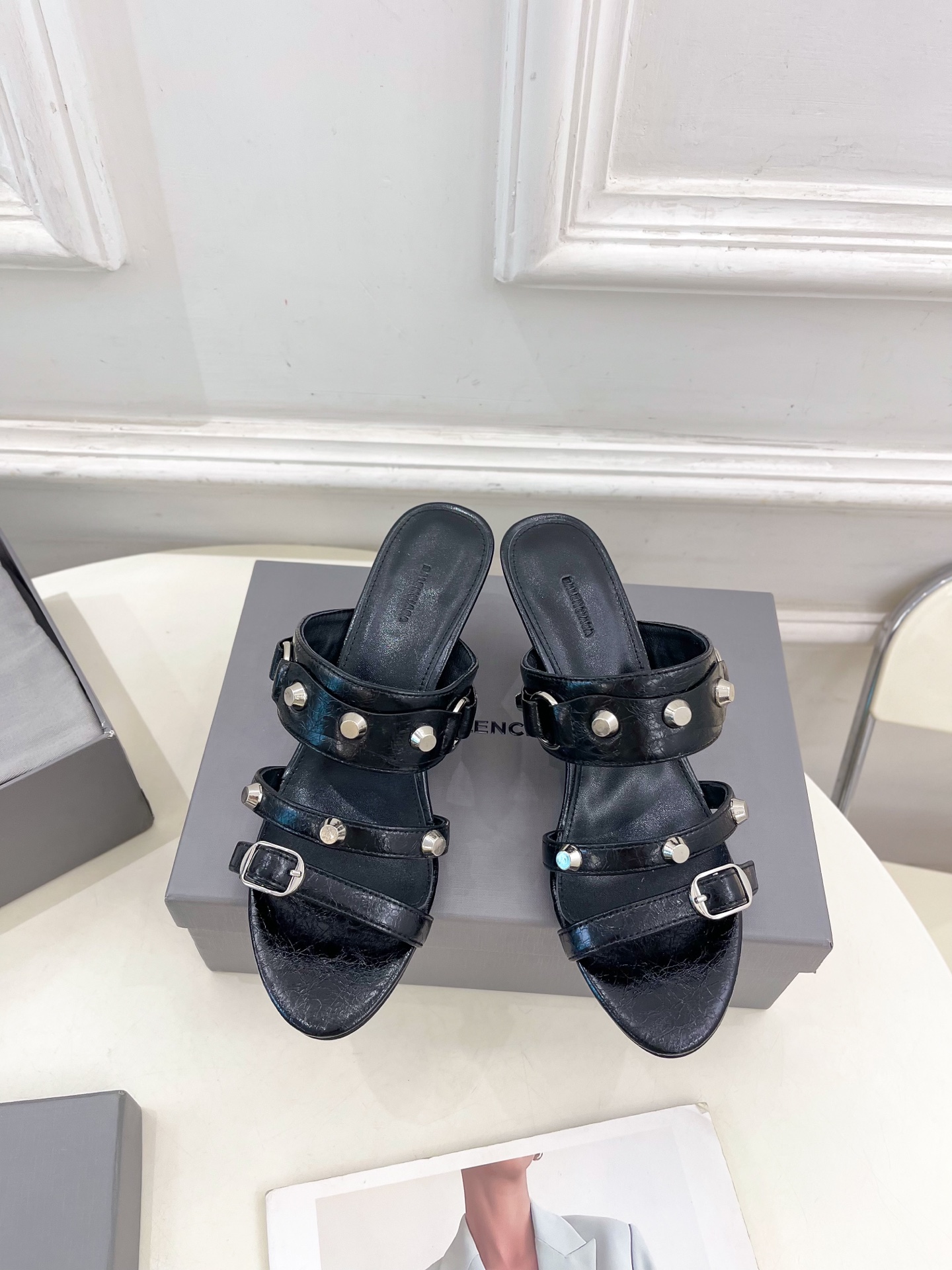 Balenciaga | 巴黎世家 25𝐬𝐬 

 ⭐️BS2025春夏新品 经典小猫跟金属鉚钉拖鞋
B