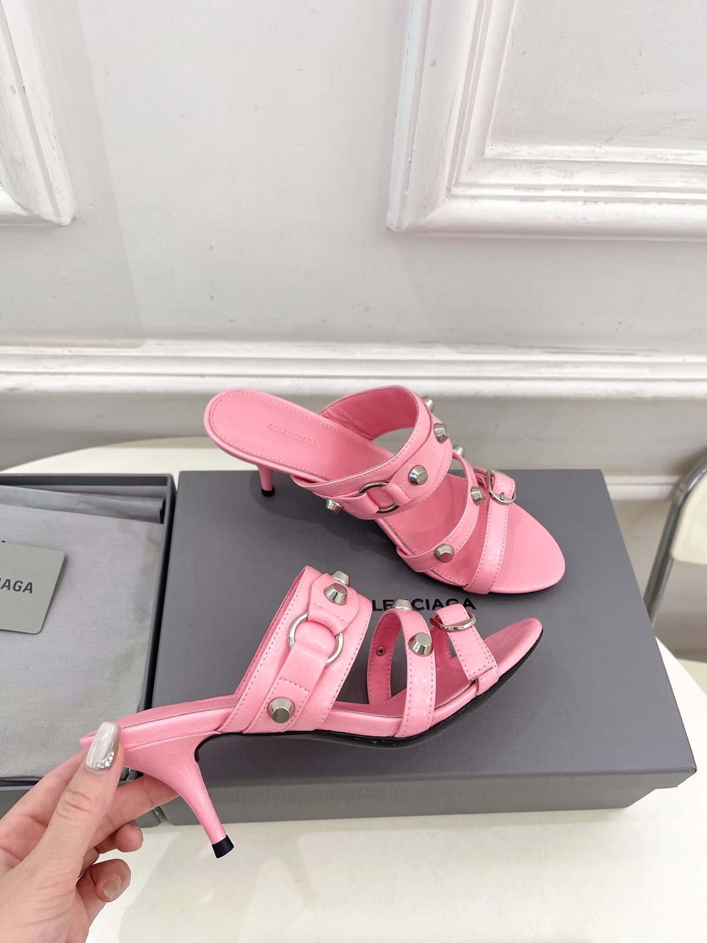 Balenciaga | 巴黎世家 25𝐬𝐬 

 ⭐️BS2025春夏新品 经典小猫跟金属鉚钉拖鞋
B