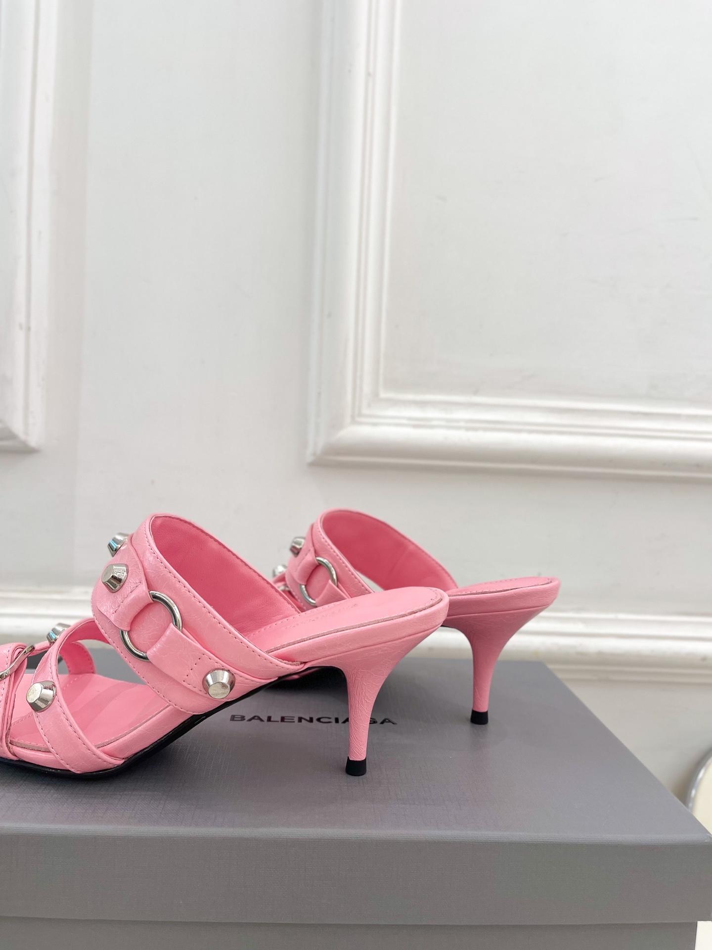 Balenciaga | 巴黎世家 25𝐬𝐬 

 ⭐️BS2025春夏新品 经典小猫跟金属鉚钉拖鞋
B