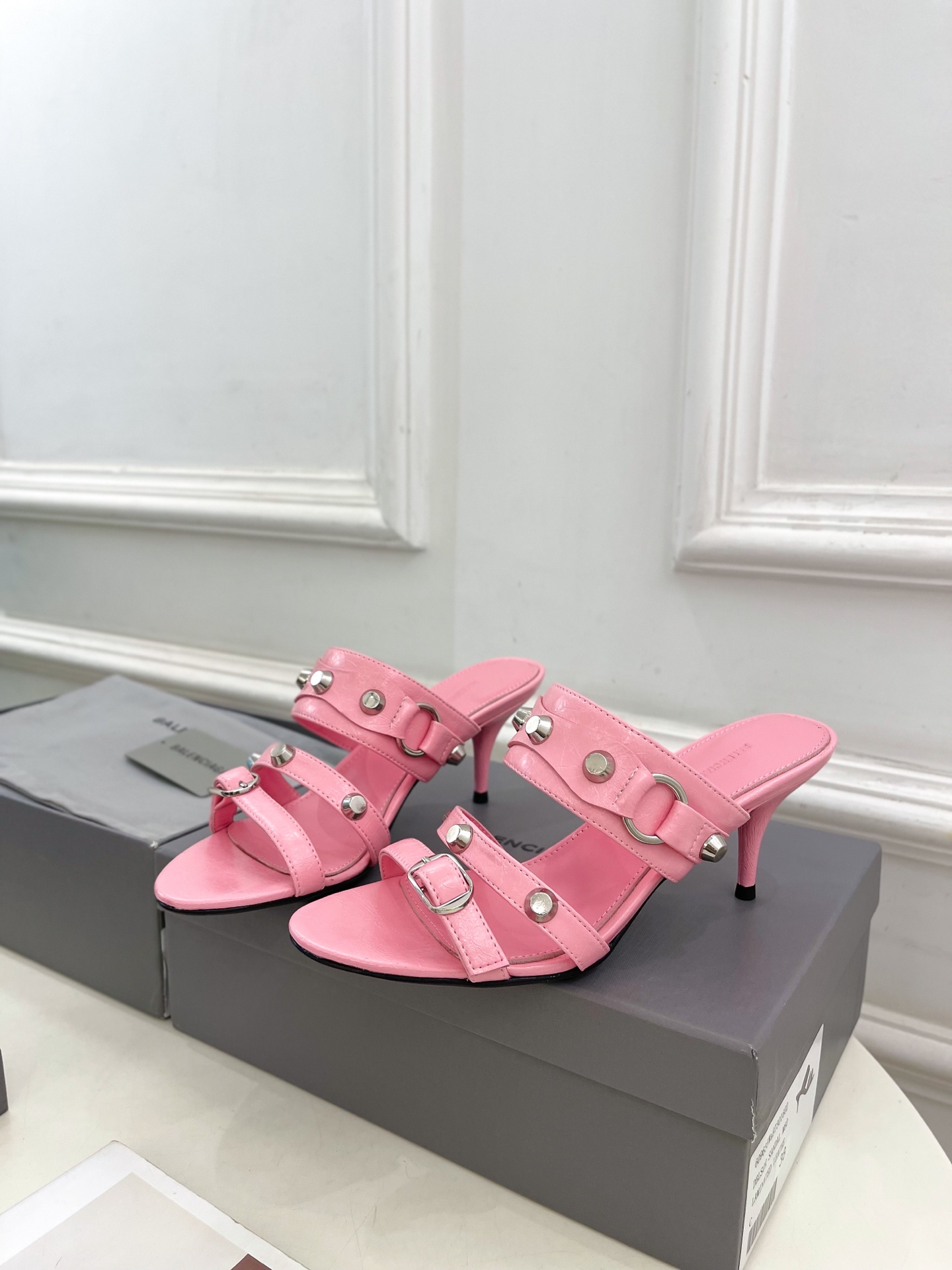 Balenciaga | 巴黎世家 25𝐬𝐬 

 ⭐️BS2025春夏新品 经典小猫跟金属鉚钉拖鞋
B
