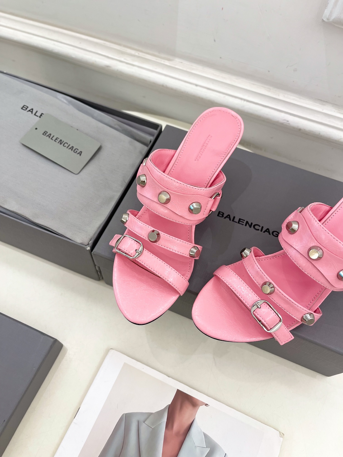 Balenciaga | 巴黎世家 25𝐬𝐬 

 ⭐️BS2025春夏新品 经典小猫跟金属鉚钉拖鞋
B