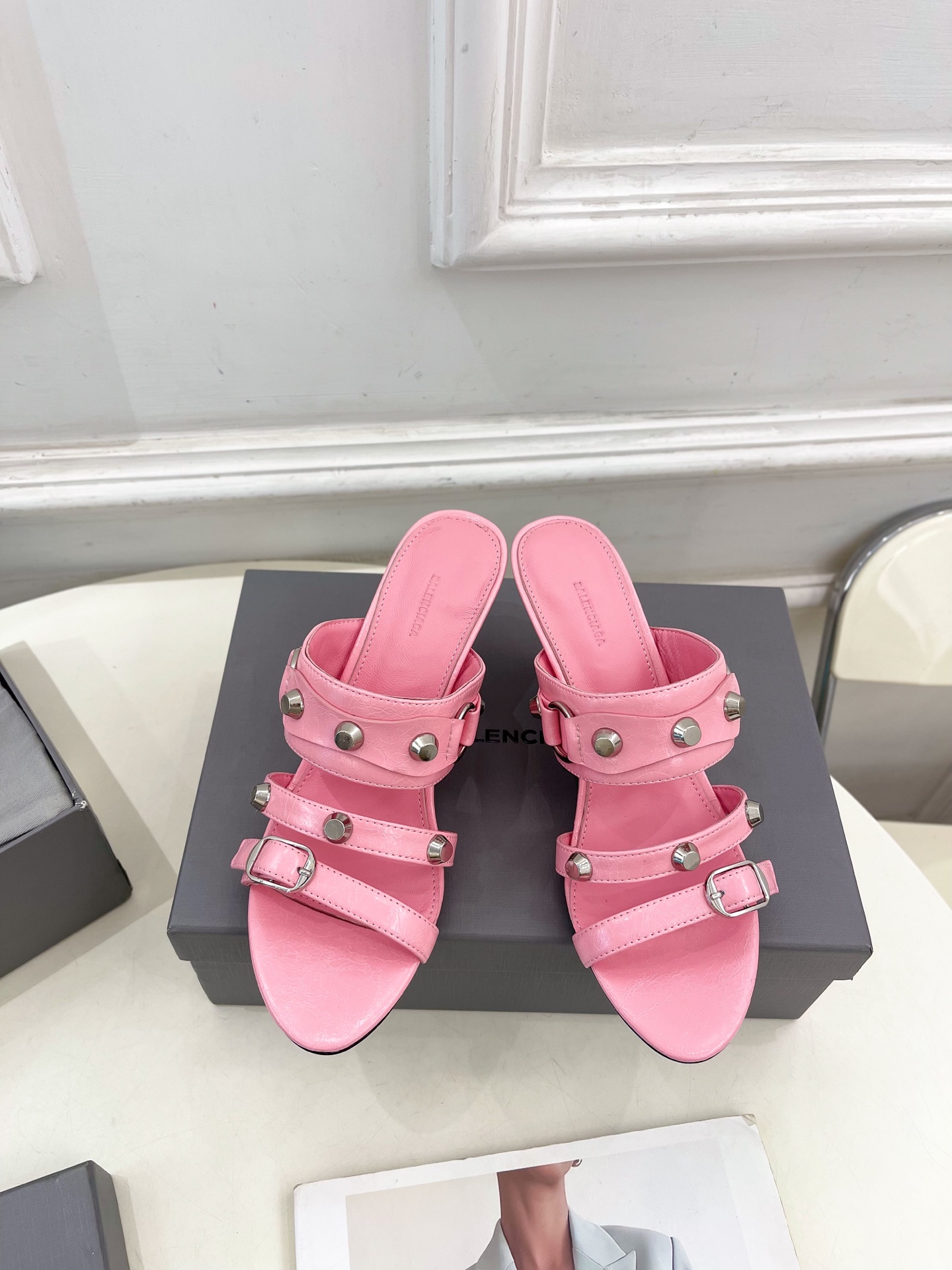 Balenciaga | 巴黎世家 25𝐬𝐬 

 ⭐️BS2025春夏新品 经典小猫跟金属鉚钉拖鞋
B