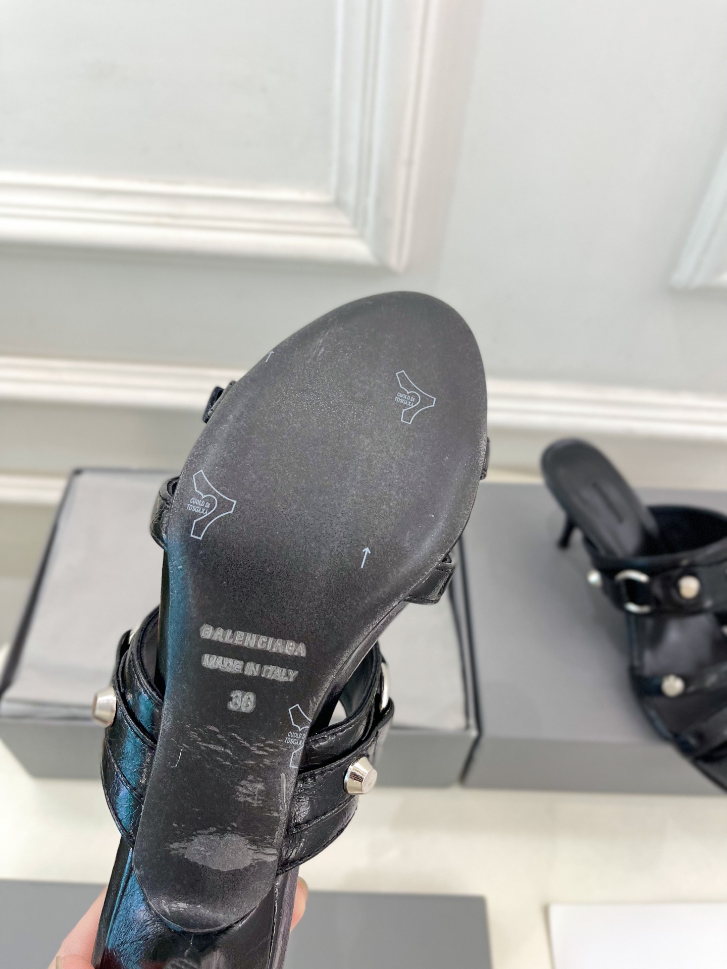 Balenciaga | 巴黎世家 25𝐬𝐬 

 ⭐️BS2025春夏新品 经典小猫跟金属鉚钉拖鞋
B