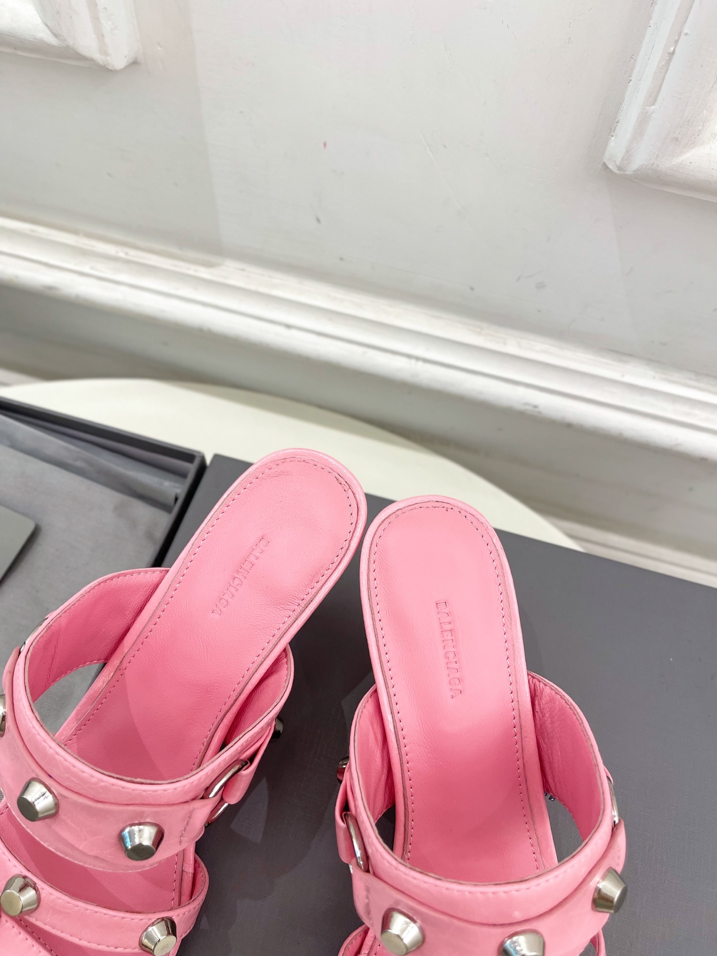 Balenciaga | 巴黎世家 25𝐬𝐬 

 ⭐️BS2025春夏新品 经典小猫跟金属鉚钉拖鞋
B