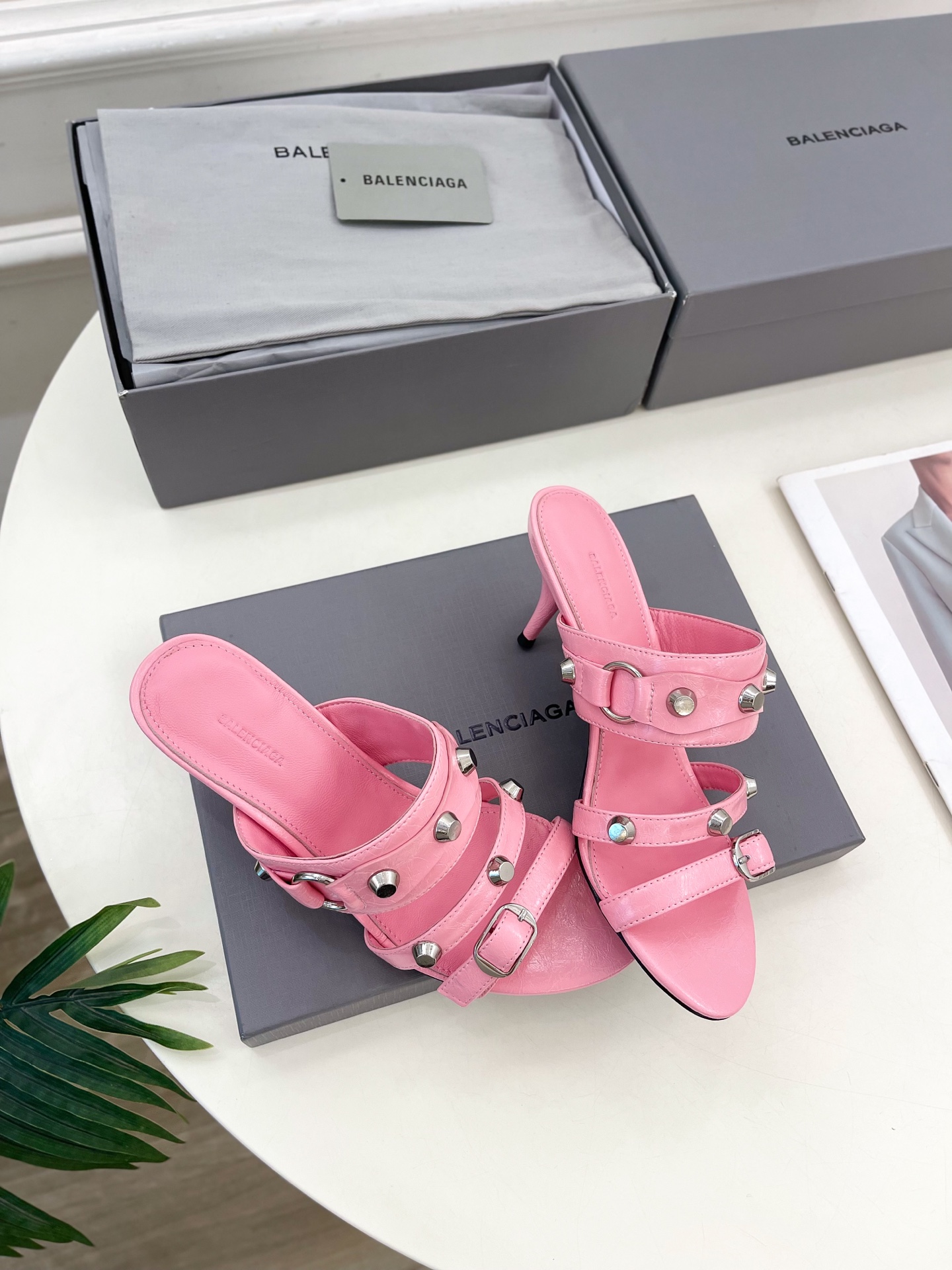 Balenciaga | 巴黎世家 25𝐬𝐬 

 ⭐️BS2025春夏新品 经典小猫跟金属鉚钉拖鞋
B