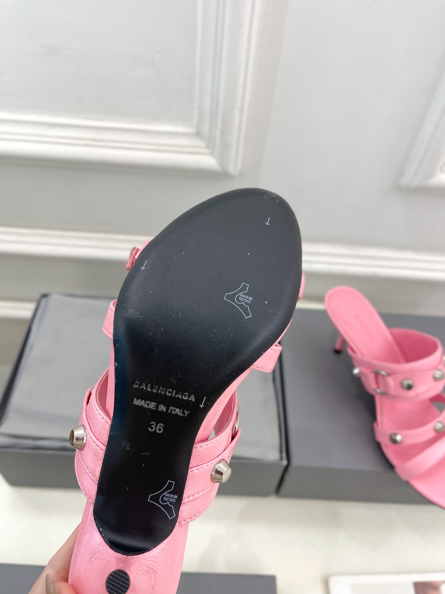 Balenciaga | 巴黎世家 25𝐬𝐬 

 ⭐️BS2025春夏新品 经典小猫跟金属鉚钉拖鞋
B