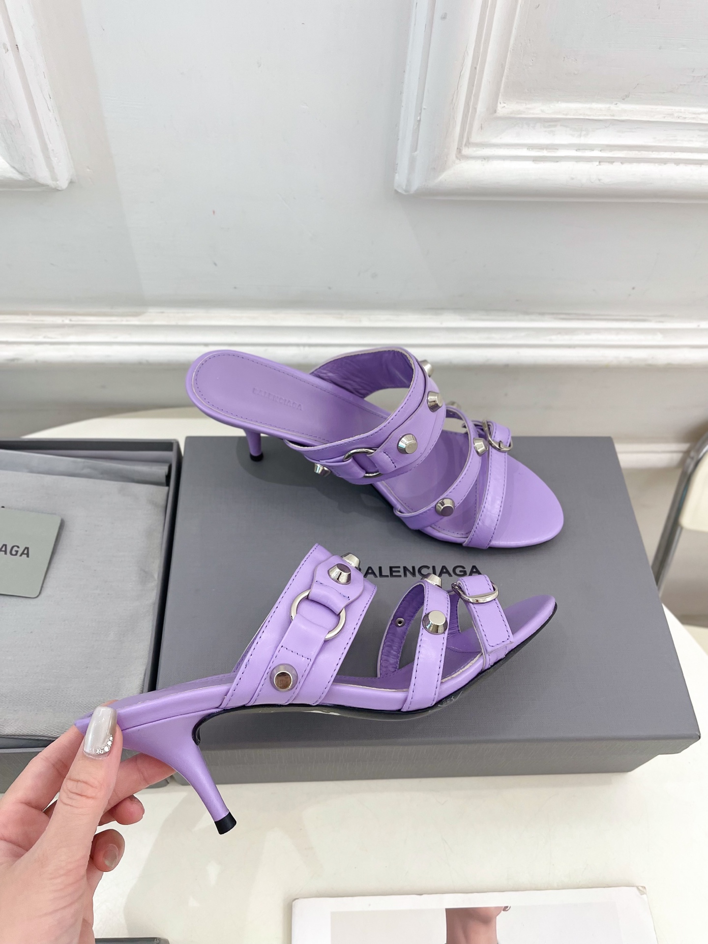 Balenciaga | 巴黎世家 25𝐬𝐬 

 ⭐️BS2025春夏新品 经典小猫跟金属鉚钉拖鞋
B