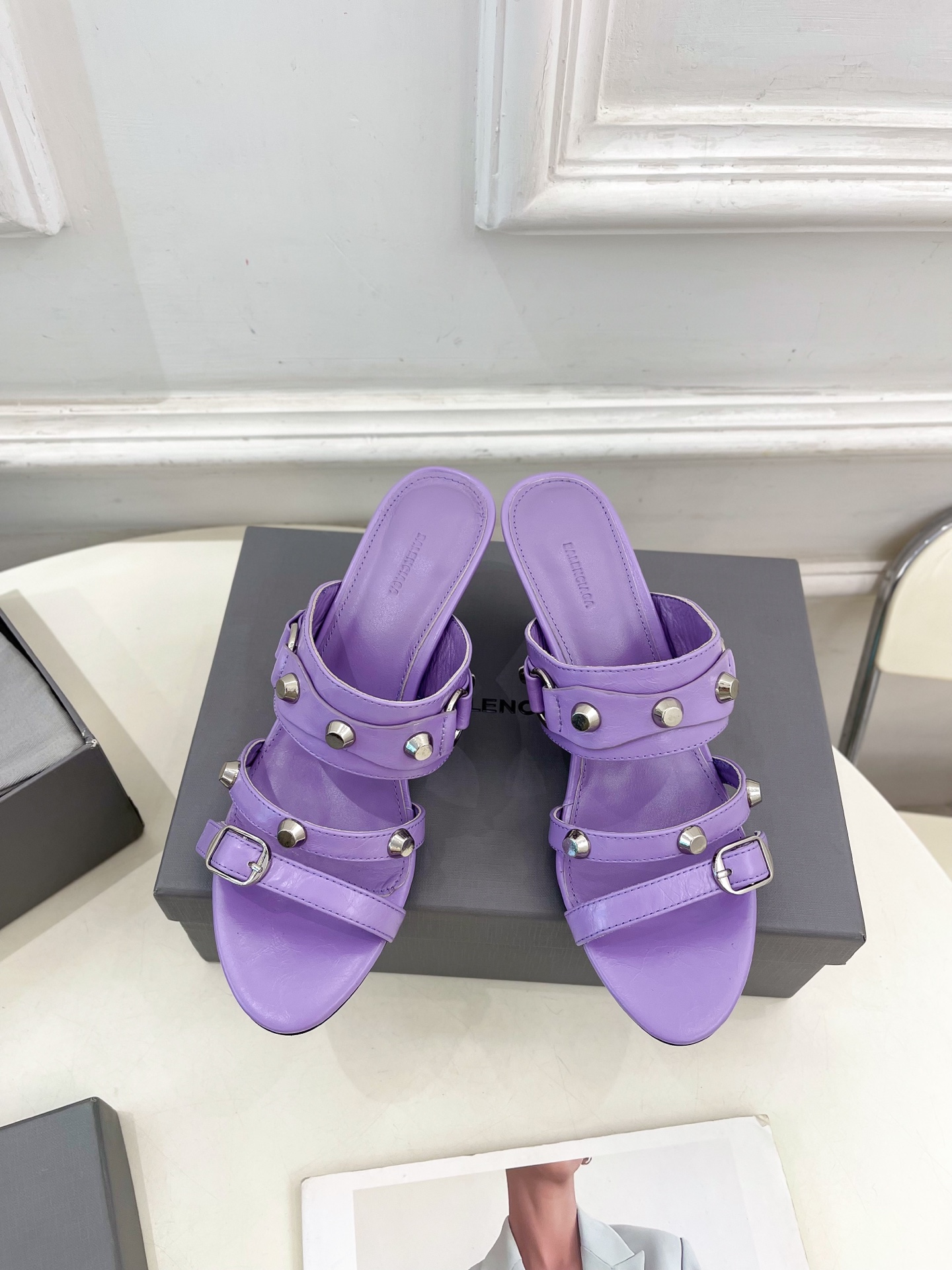 Balenciaga | 巴黎世家 25𝐬𝐬 

 ⭐️BS2025春夏新品 经典小猫跟金属鉚钉拖鞋
B