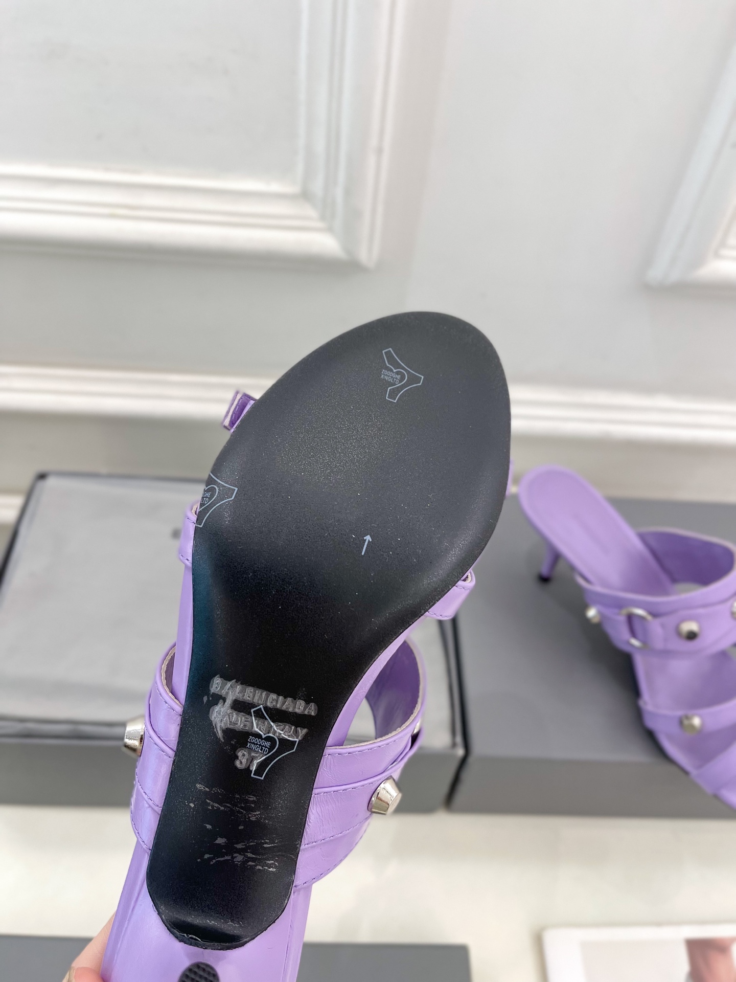Balenciaga | 巴黎世家 25𝐬𝐬 

 ⭐️BS2025春夏新品 经典小猫跟金属鉚钉拖鞋
B