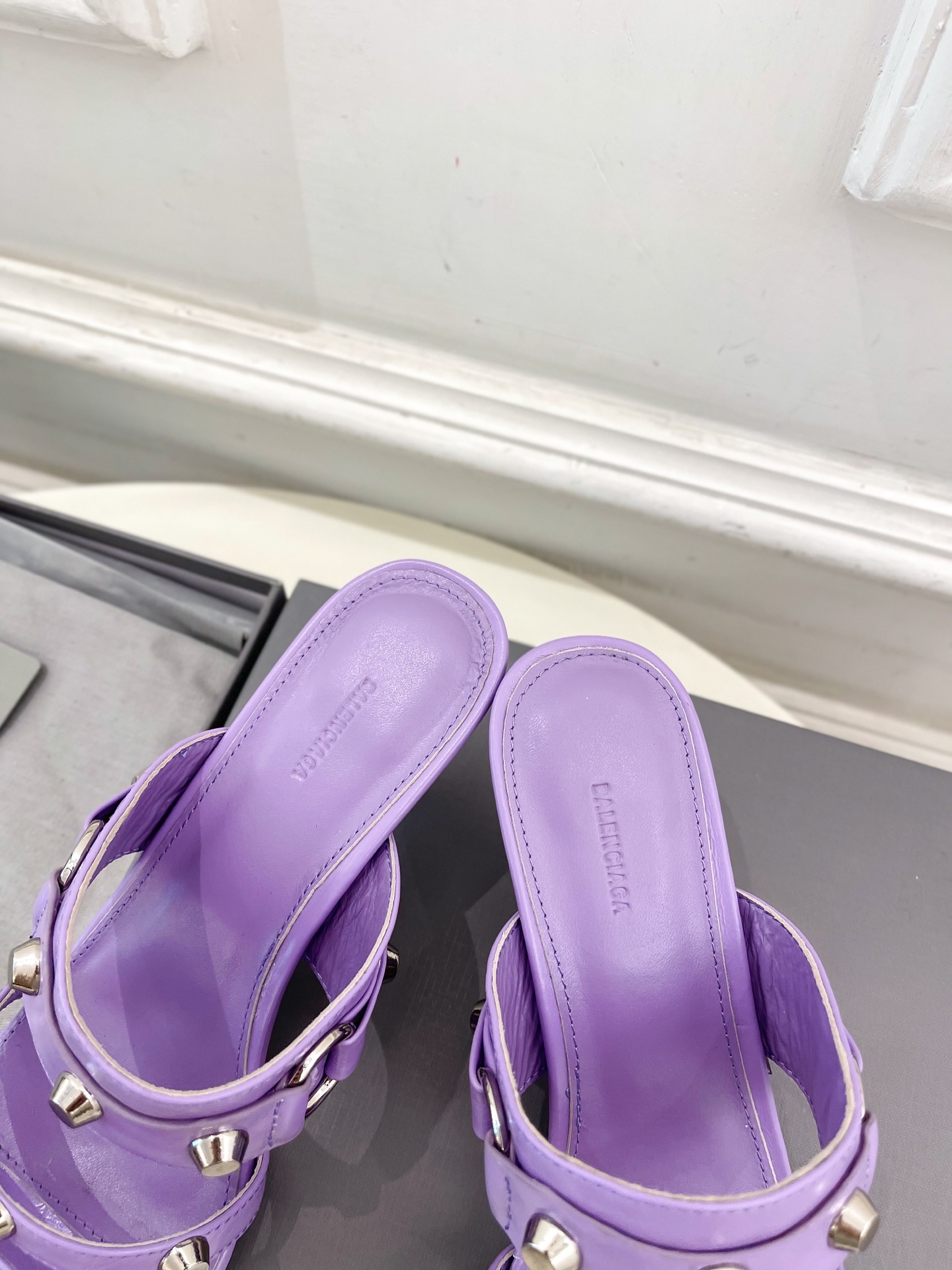 Balenciaga | 巴黎世家 25𝐬𝐬 

 ⭐️BS2025春夏新品 经典小猫跟金属鉚钉拖鞋
B