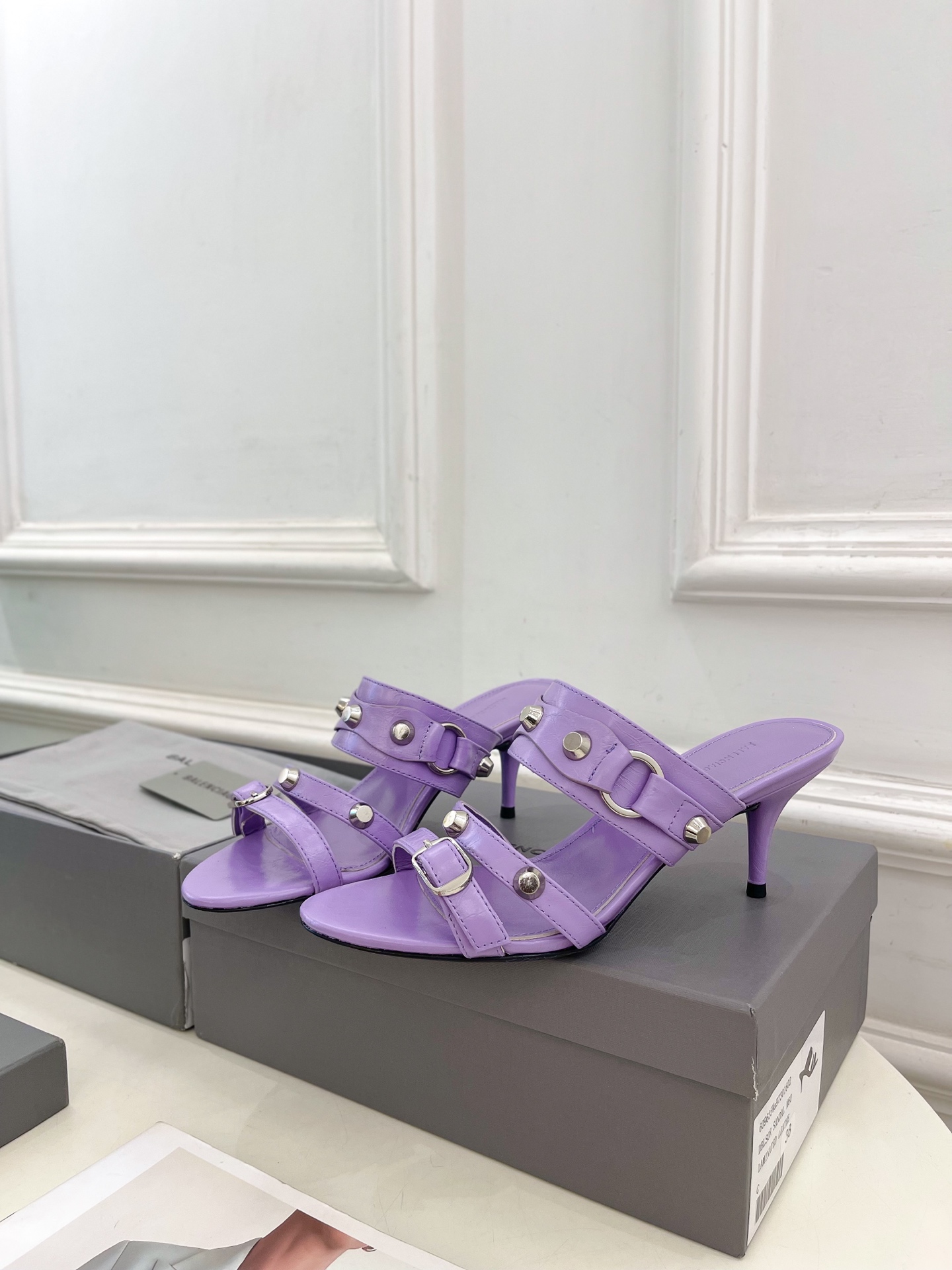 Balenciaga | 巴黎世家 25𝐬𝐬 

 ⭐️BS2025春夏新品 经典小猫跟金属鉚钉拖鞋
B