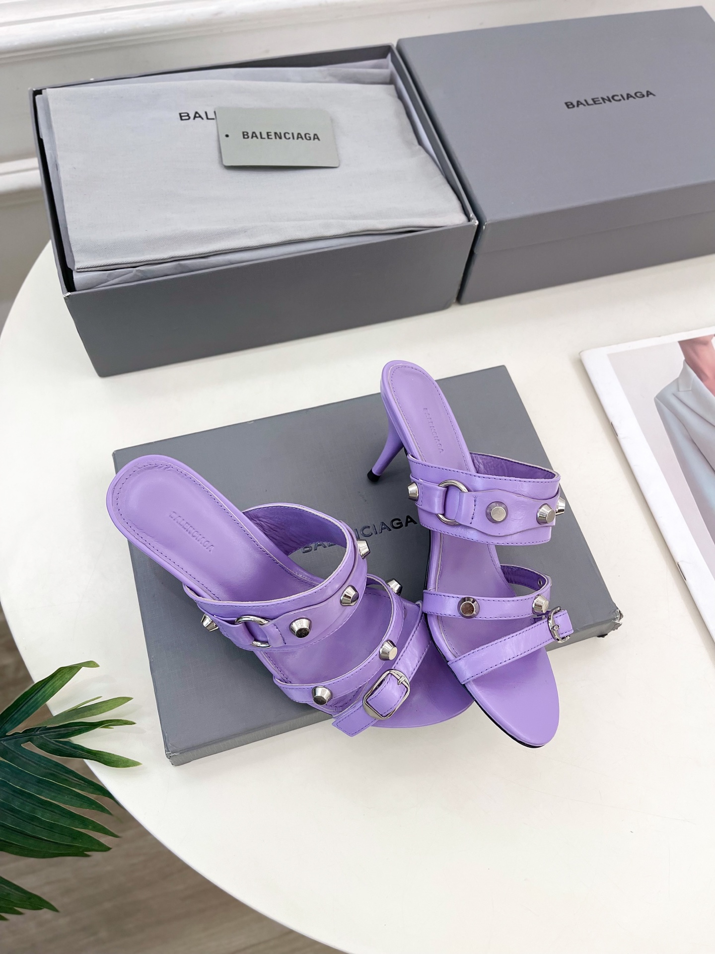 Balenciaga | 巴黎世家 25𝐬𝐬 

 ⭐️BS2025春夏新品 经典小猫跟金属鉚钉拖鞋
B
