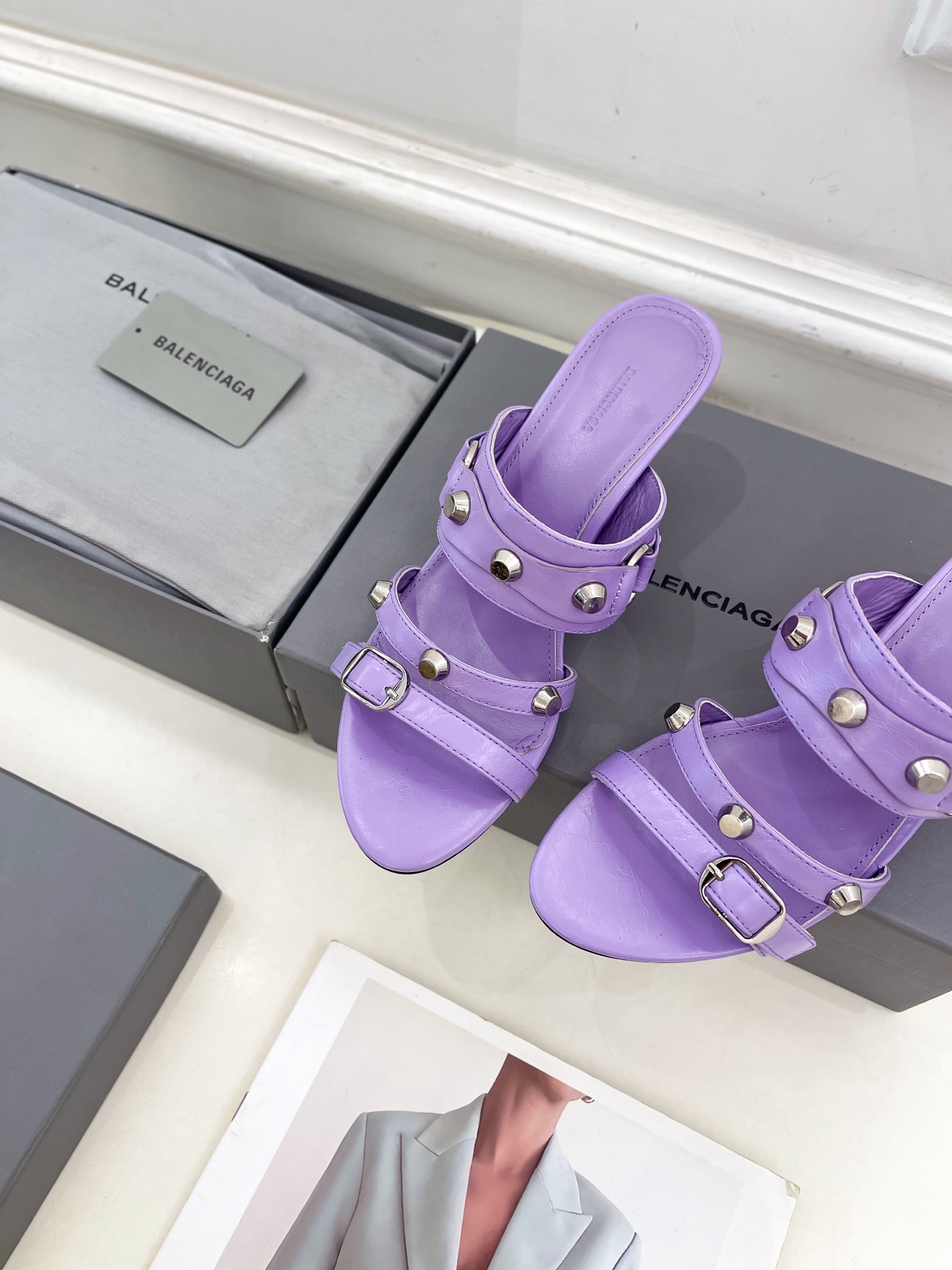 Balenciaga | 巴黎世家 25𝐬𝐬 

 ⭐️BS2025春夏新品 经典小猫跟金属鉚钉拖鞋
B
