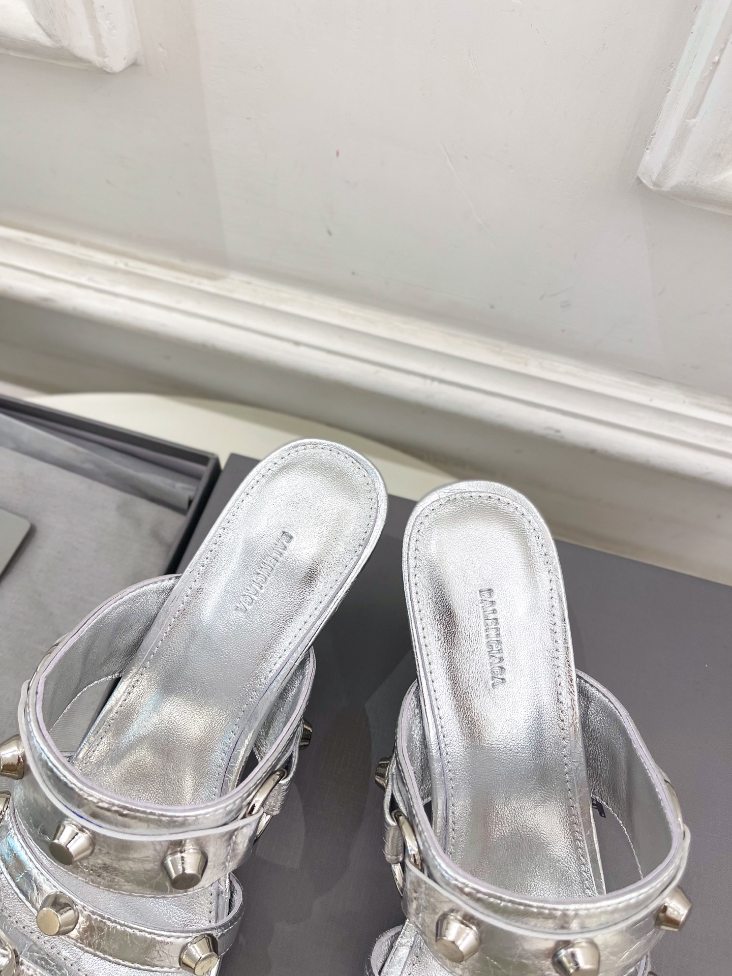 Balenciaga | 巴黎世家 25𝐬𝐬 

 ⭐️BS2025春夏新品 经典小猫跟金属鉚钉拖鞋
B