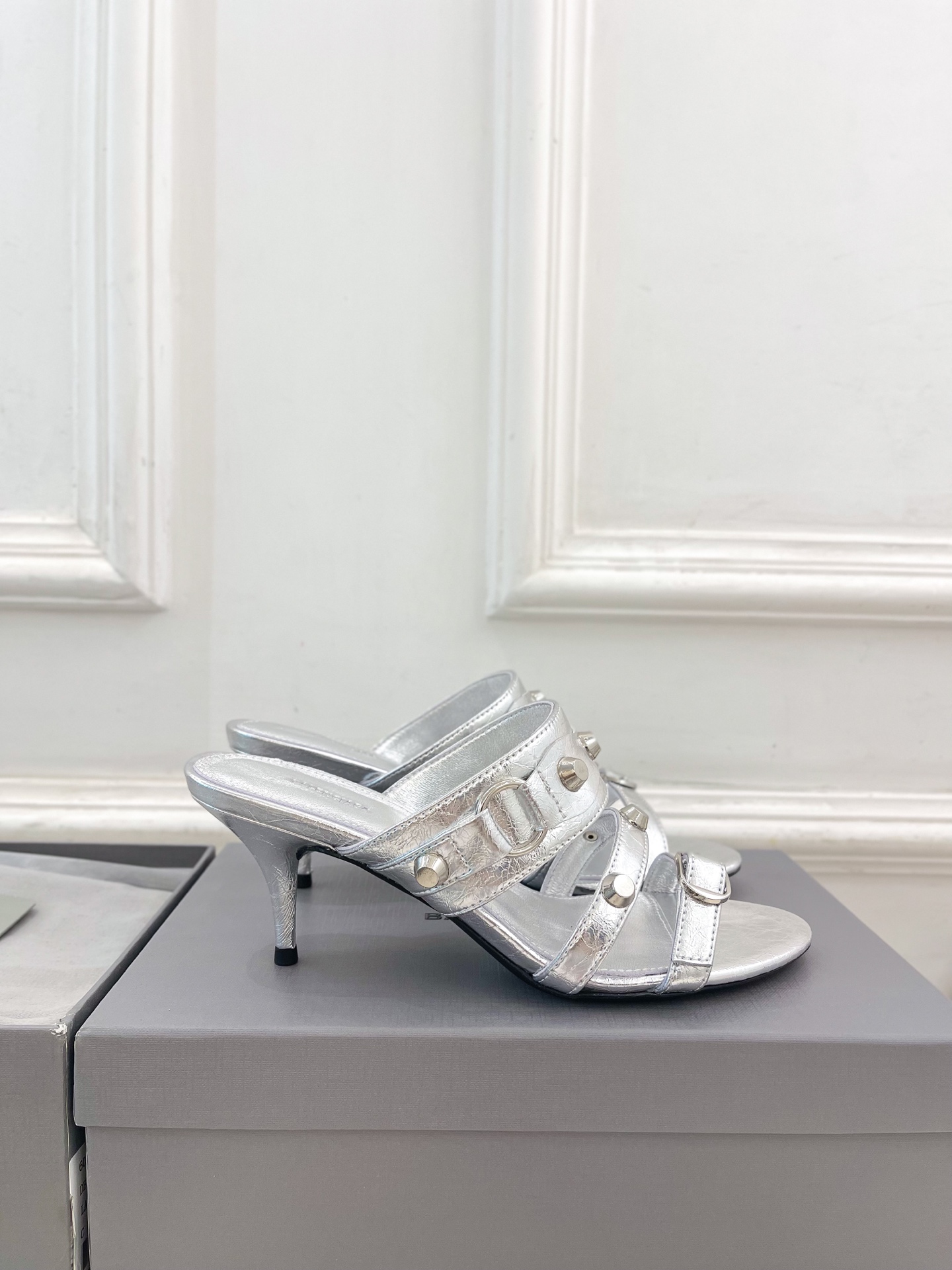 Balenciaga | 巴黎世家 25𝐬𝐬 

 ⭐️BS2025春夏新品 经典小猫跟金属鉚钉拖鞋
B