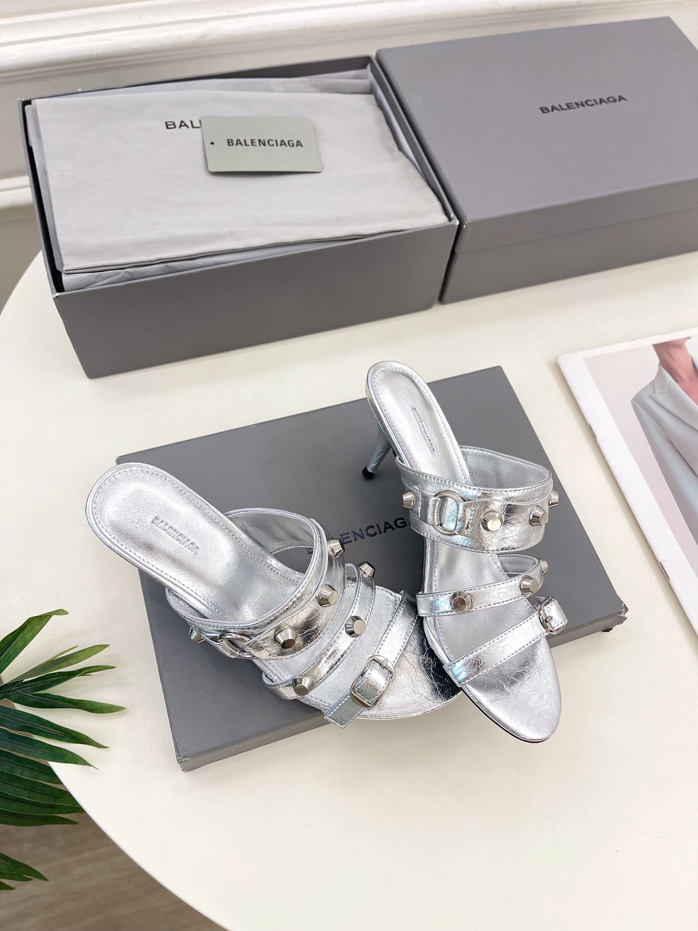 Balenciaga | 巴黎世家 25𝐬𝐬 

 ⭐️BS2025春夏新品 经典小猫跟金属鉚钉拖鞋
B