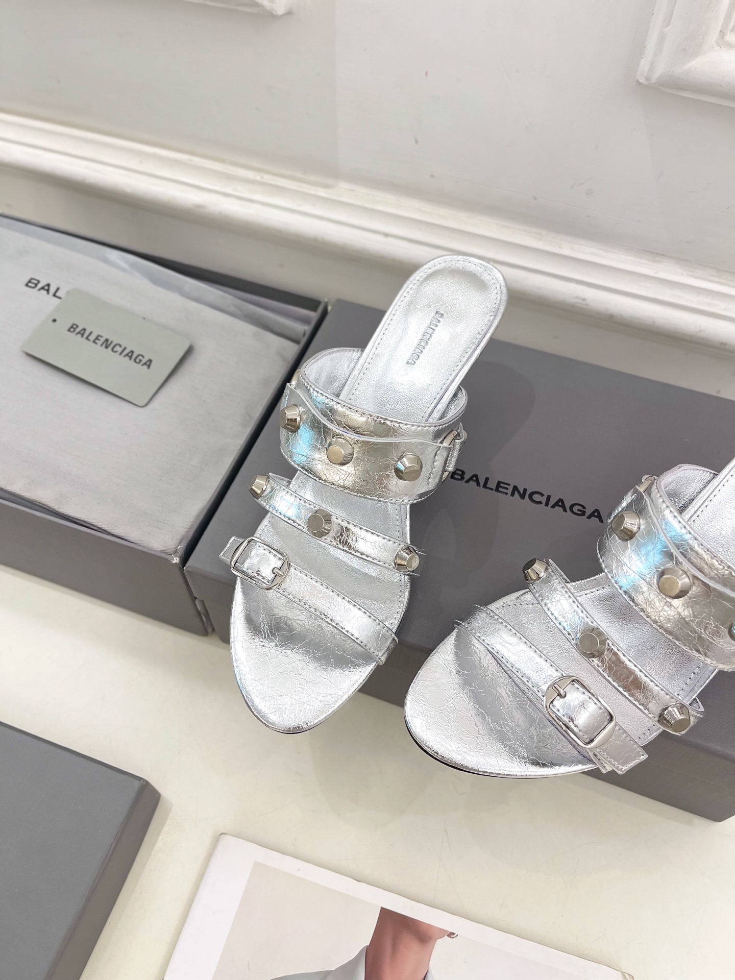 Balenciaga | 巴黎世家 25𝐬𝐬 

 ⭐️BS2025春夏新品 经典小猫跟金属鉚钉拖鞋
B