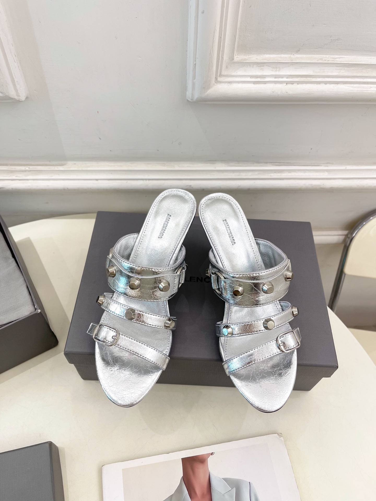 Balenciaga | 巴黎世家 25𝐬𝐬 

 ⭐️BS2025春夏新品 经典小猫跟金属鉚钉拖鞋
B