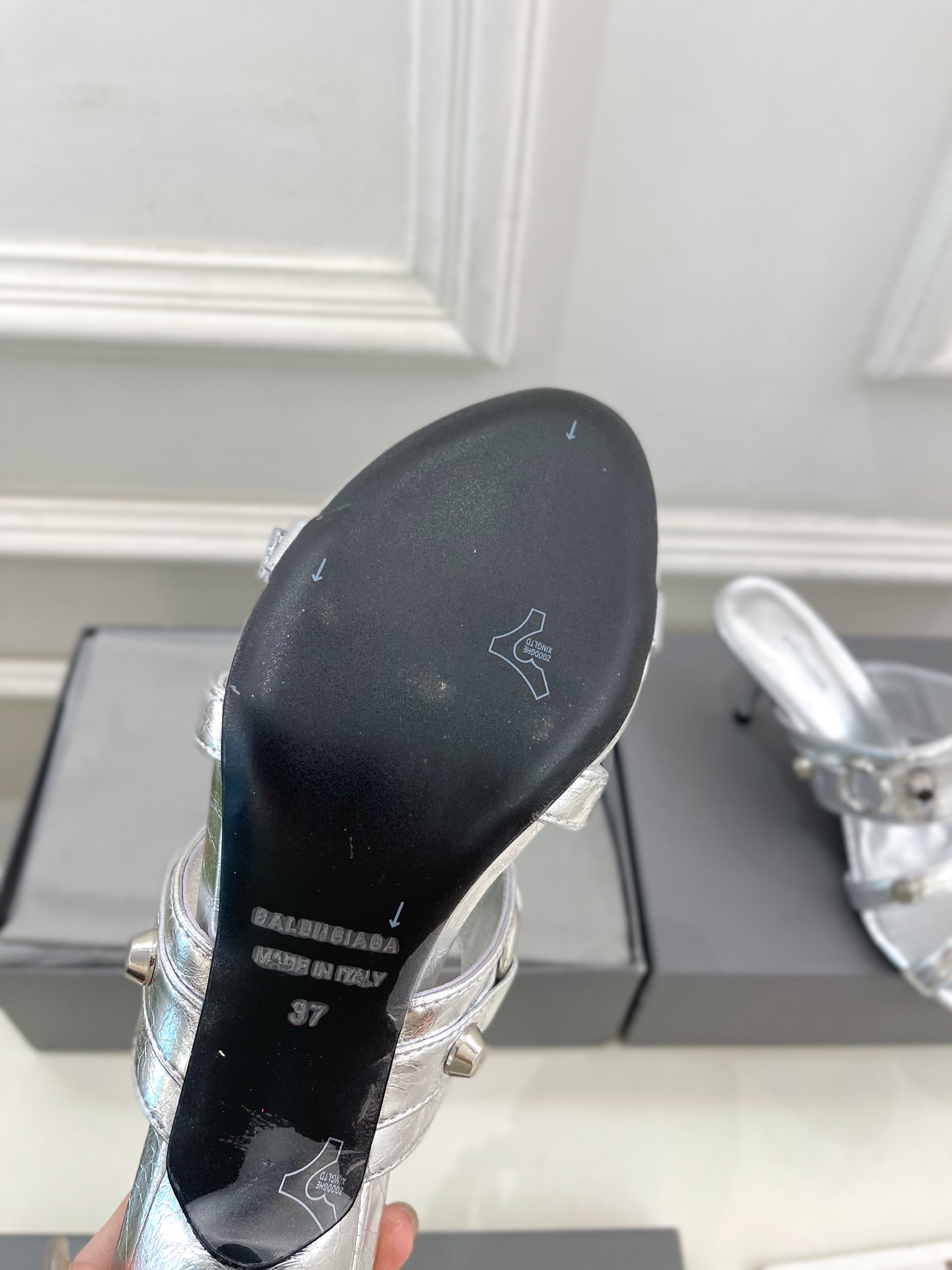 Balenciaga | 巴黎世家 25𝐬𝐬 

 ⭐️BS2025春夏新品 经典小猫跟金属鉚钉拖鞋
B