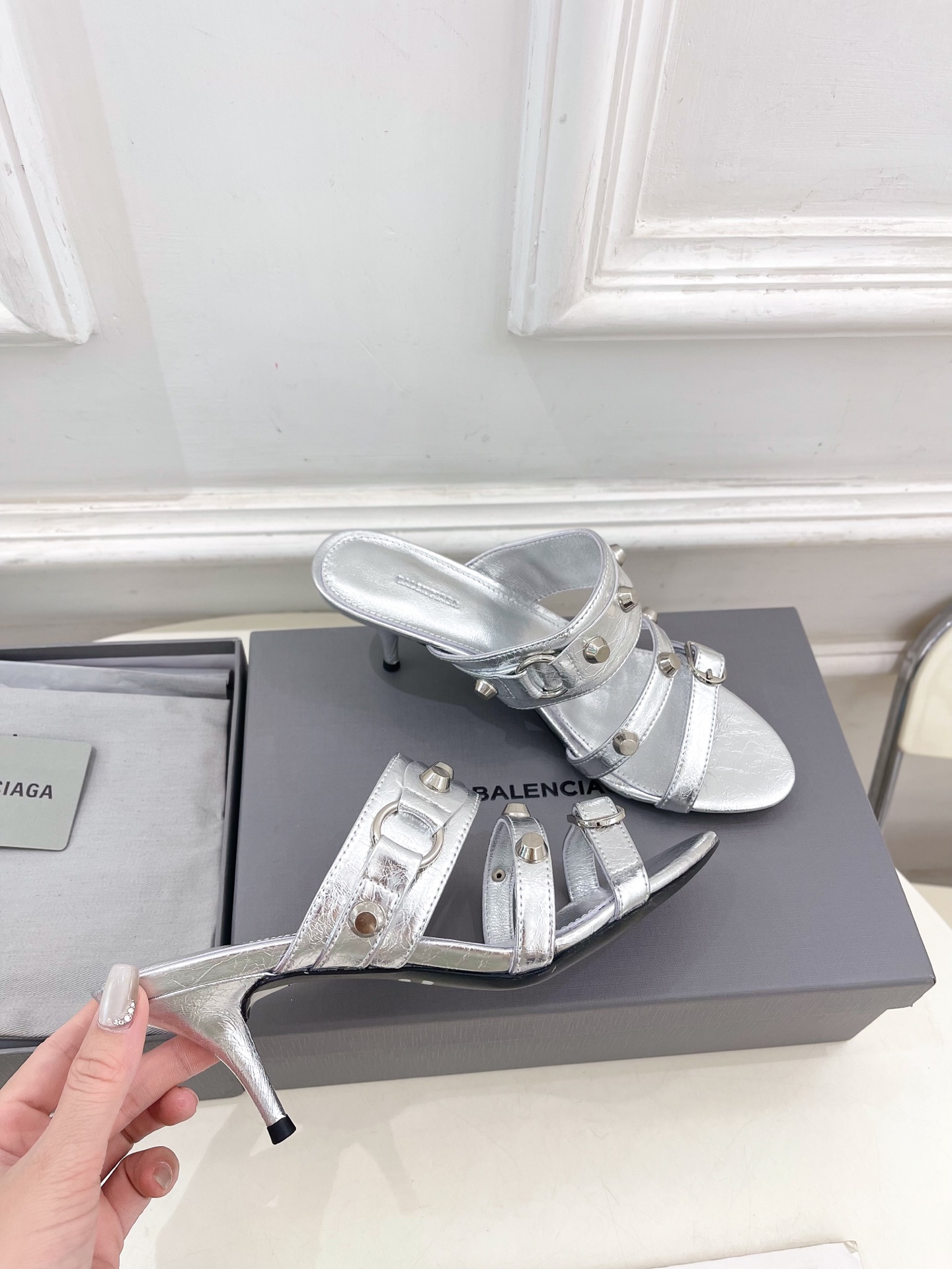 Balenciaga | 巴黎世家 25𝐬𝐬 

 ⭐️BS2025春夏新品 经典小猫跟金属鉚钉拖鞋
B