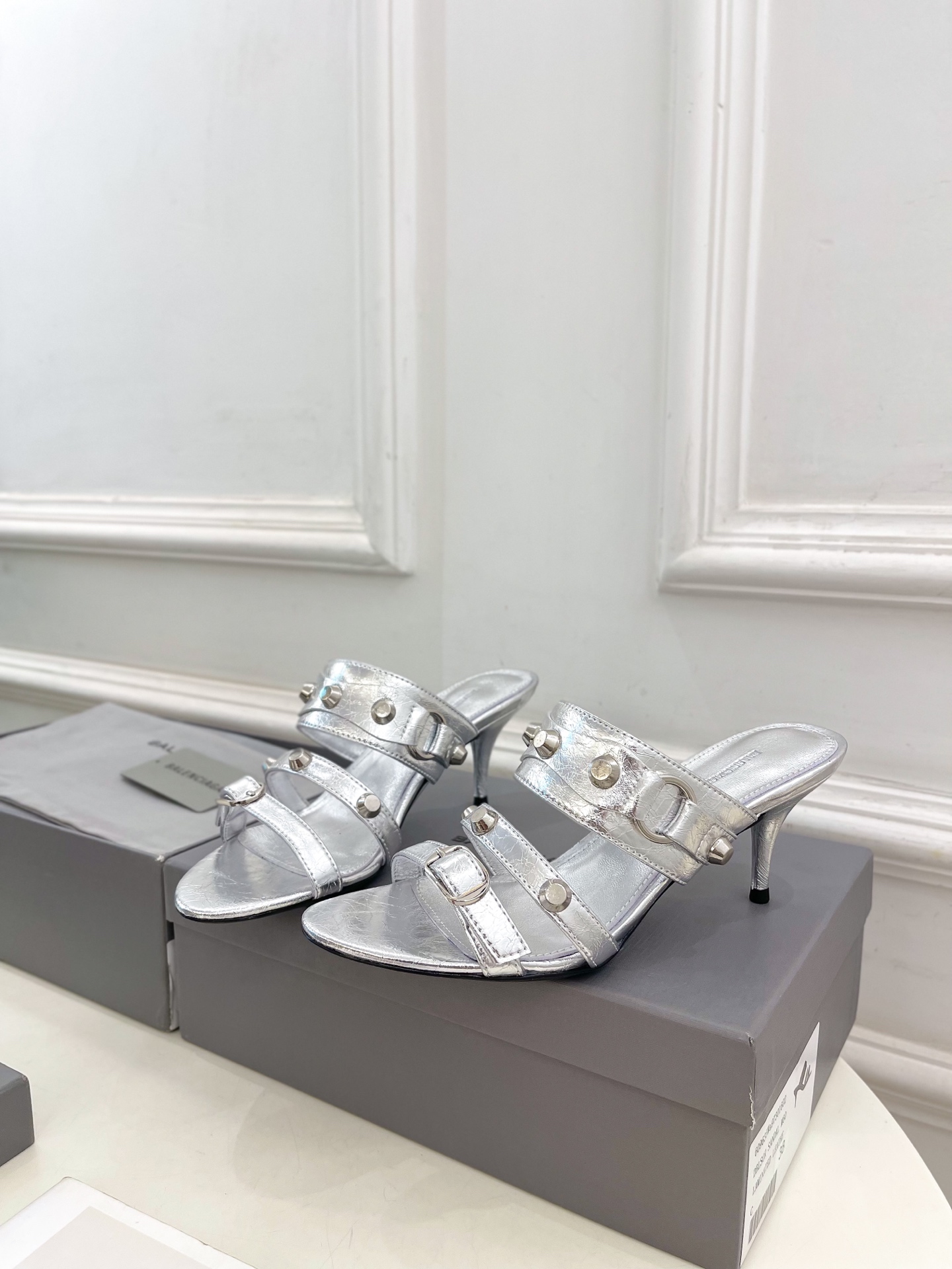 Balenciaga | 巴黎世家 25𝐬𝐬 

 ⭐️BS2025春夏新品 经典小猫跟金属鉚钉拖鞋
B